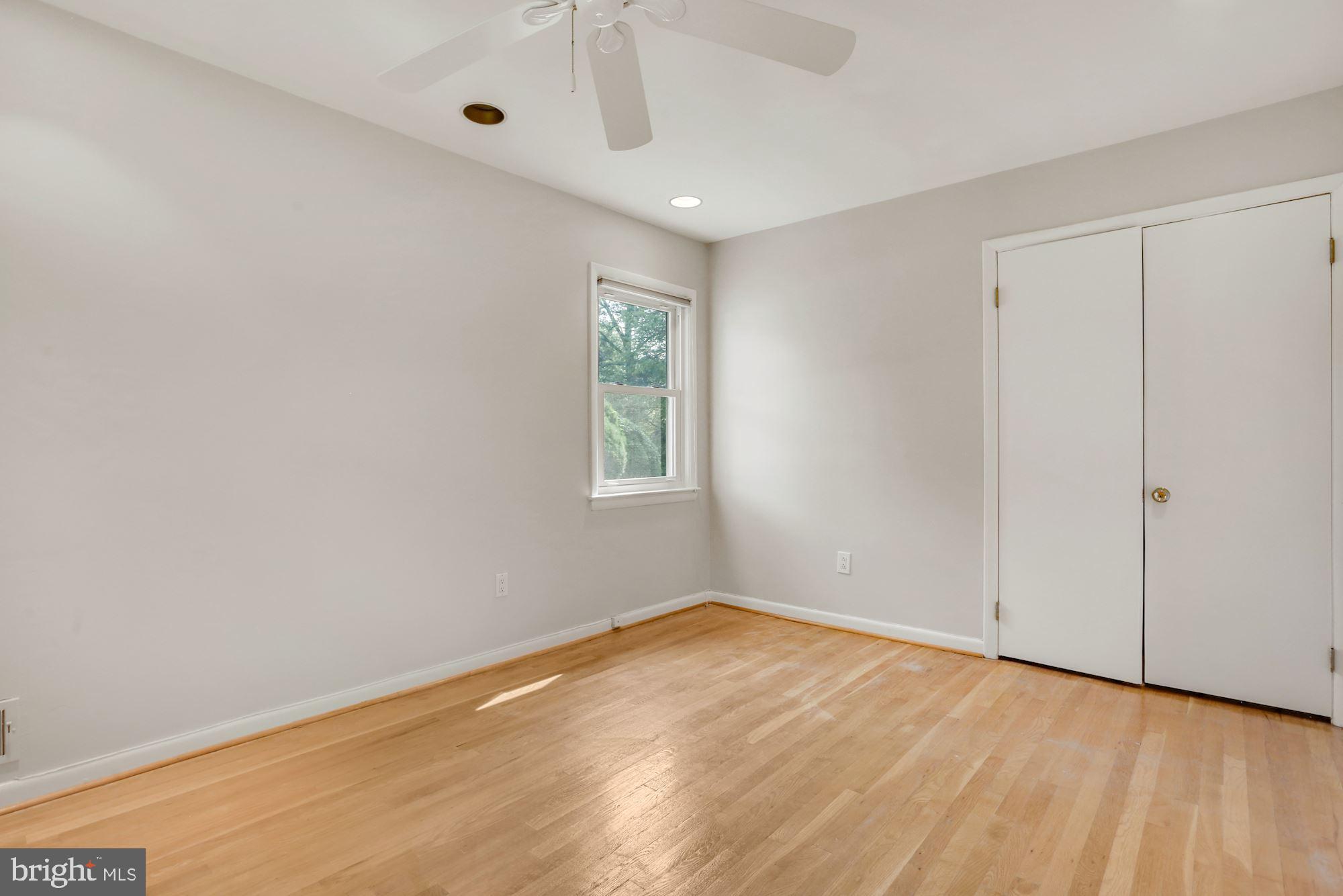 MANOR LAKE - Residential