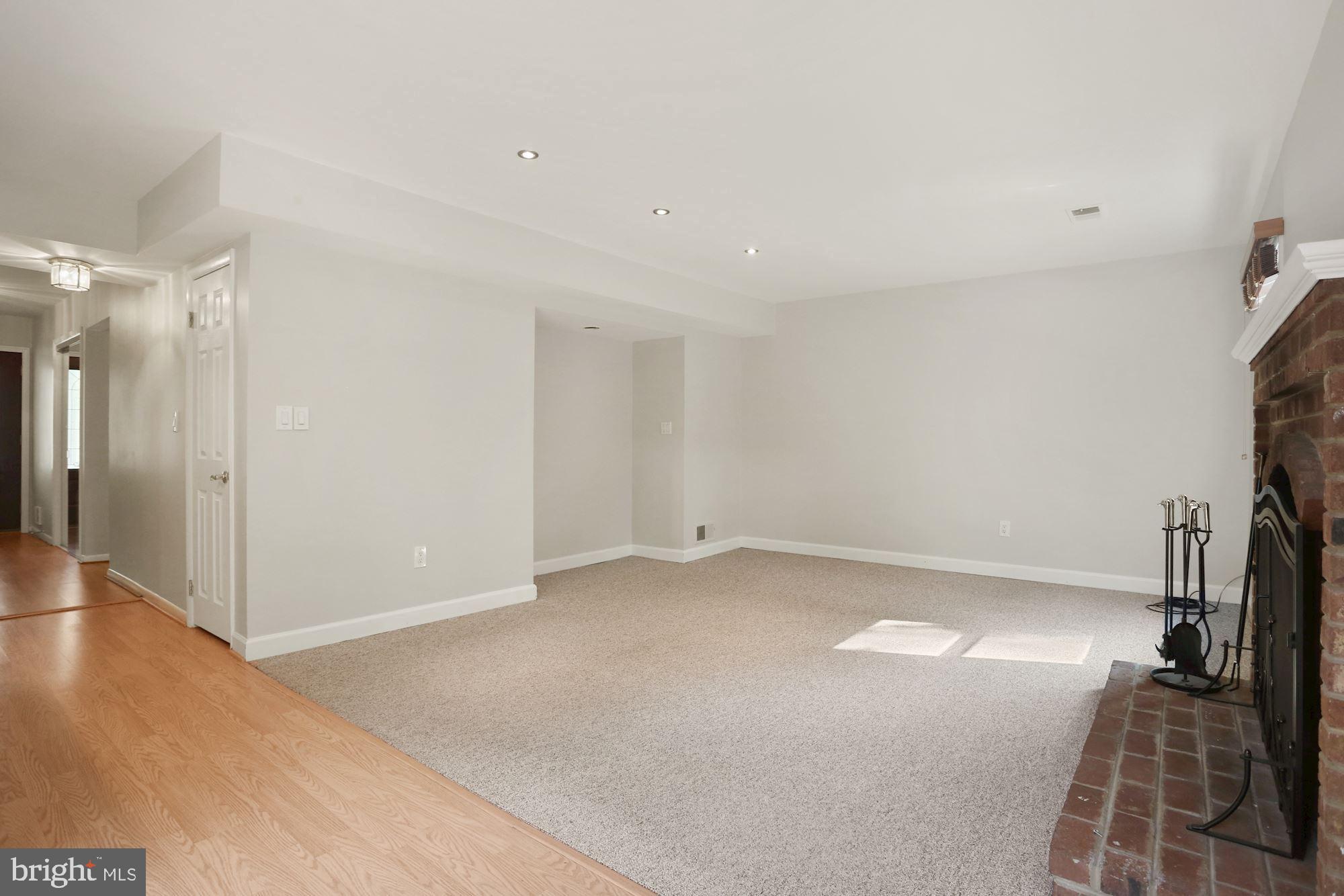 MANOR LAKE - Residential