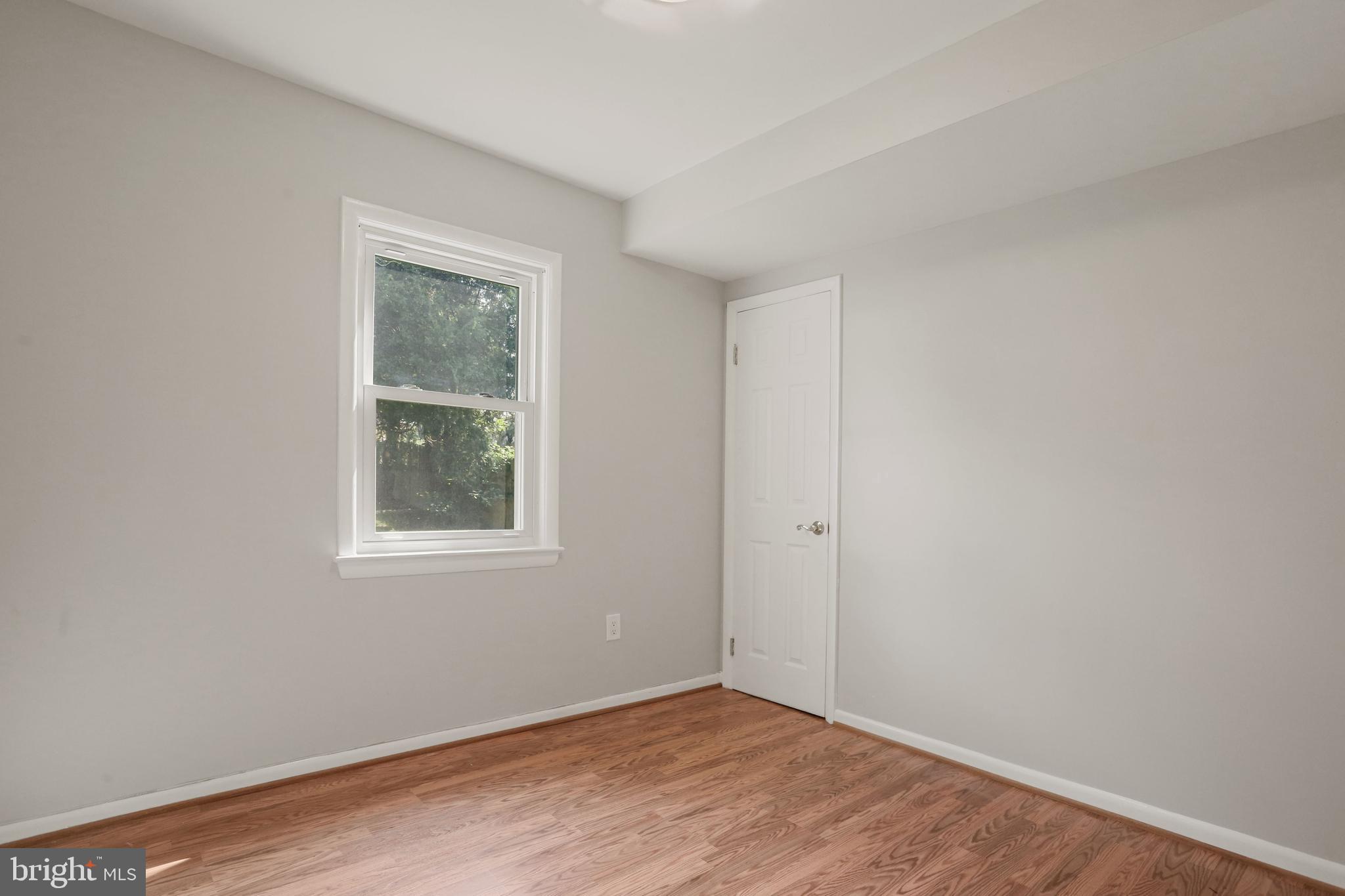 MANOR LAKE - Residential