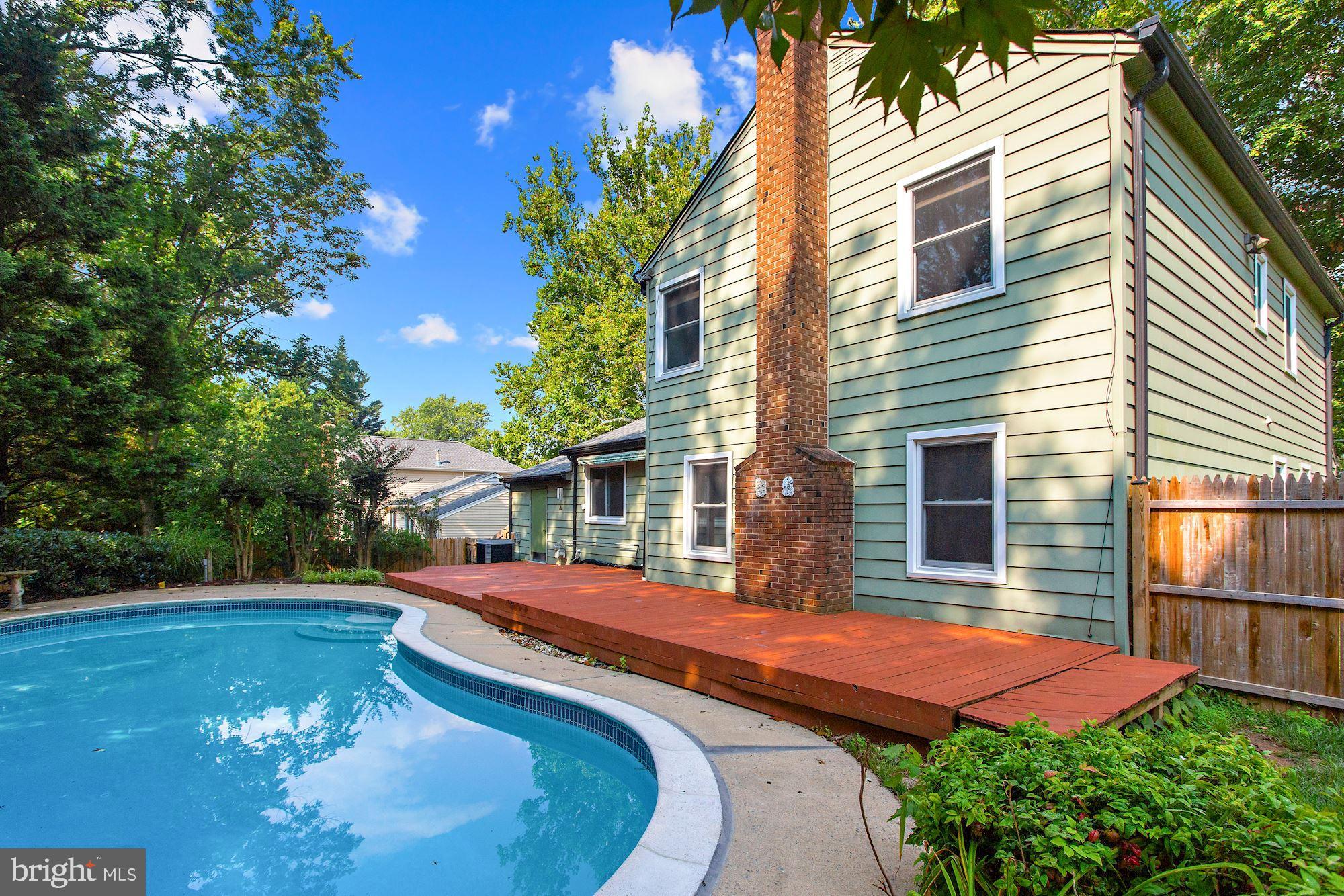 MANOR LAKE - Residential