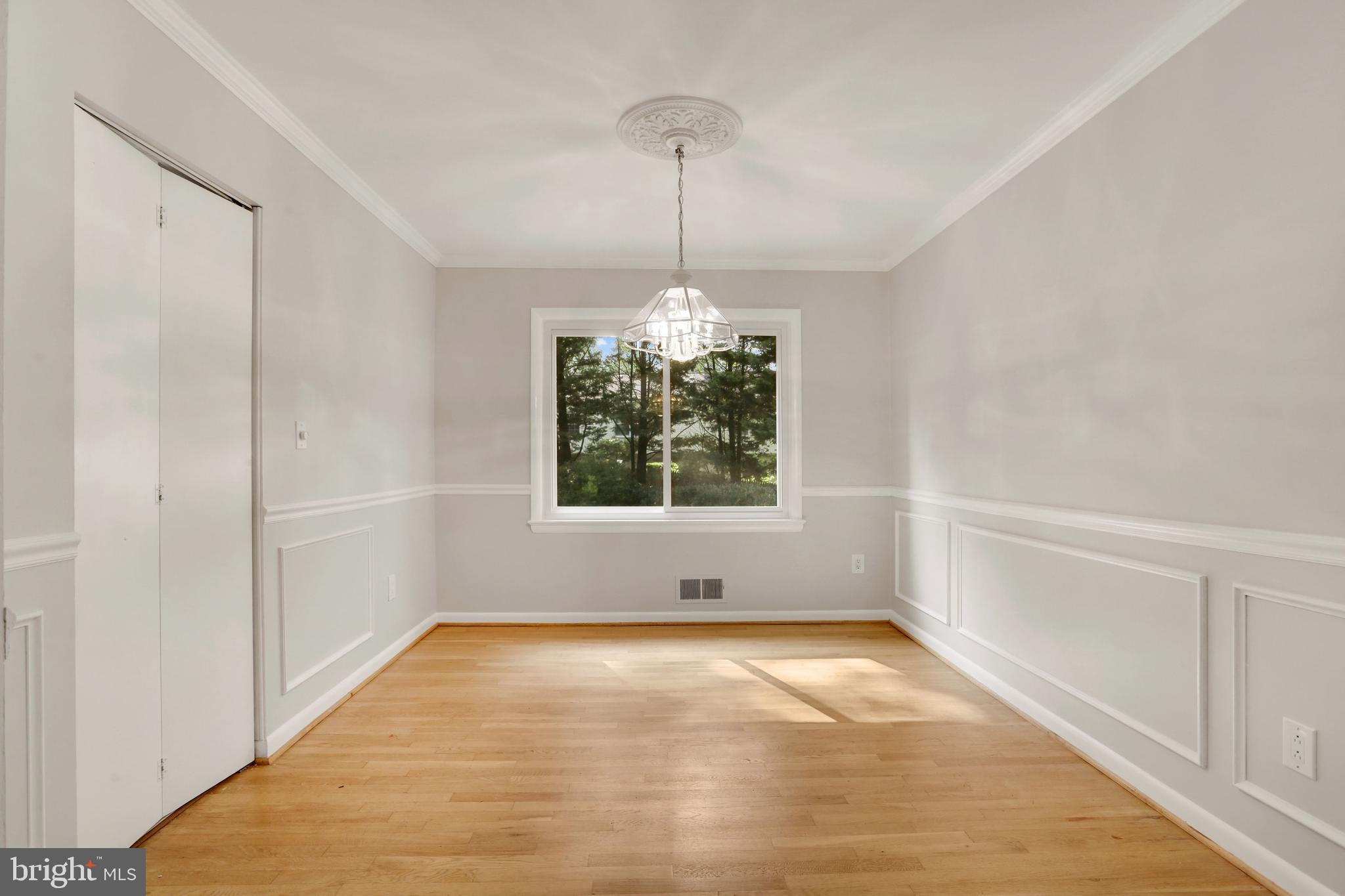 MANOR LAKE - Residential