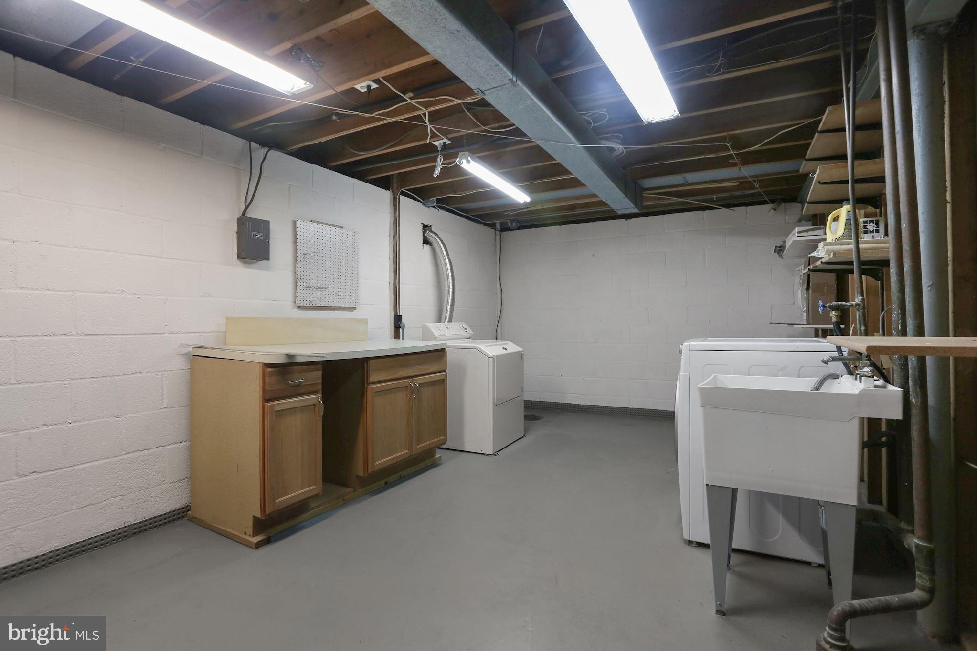 MANOR LAKE - Residential