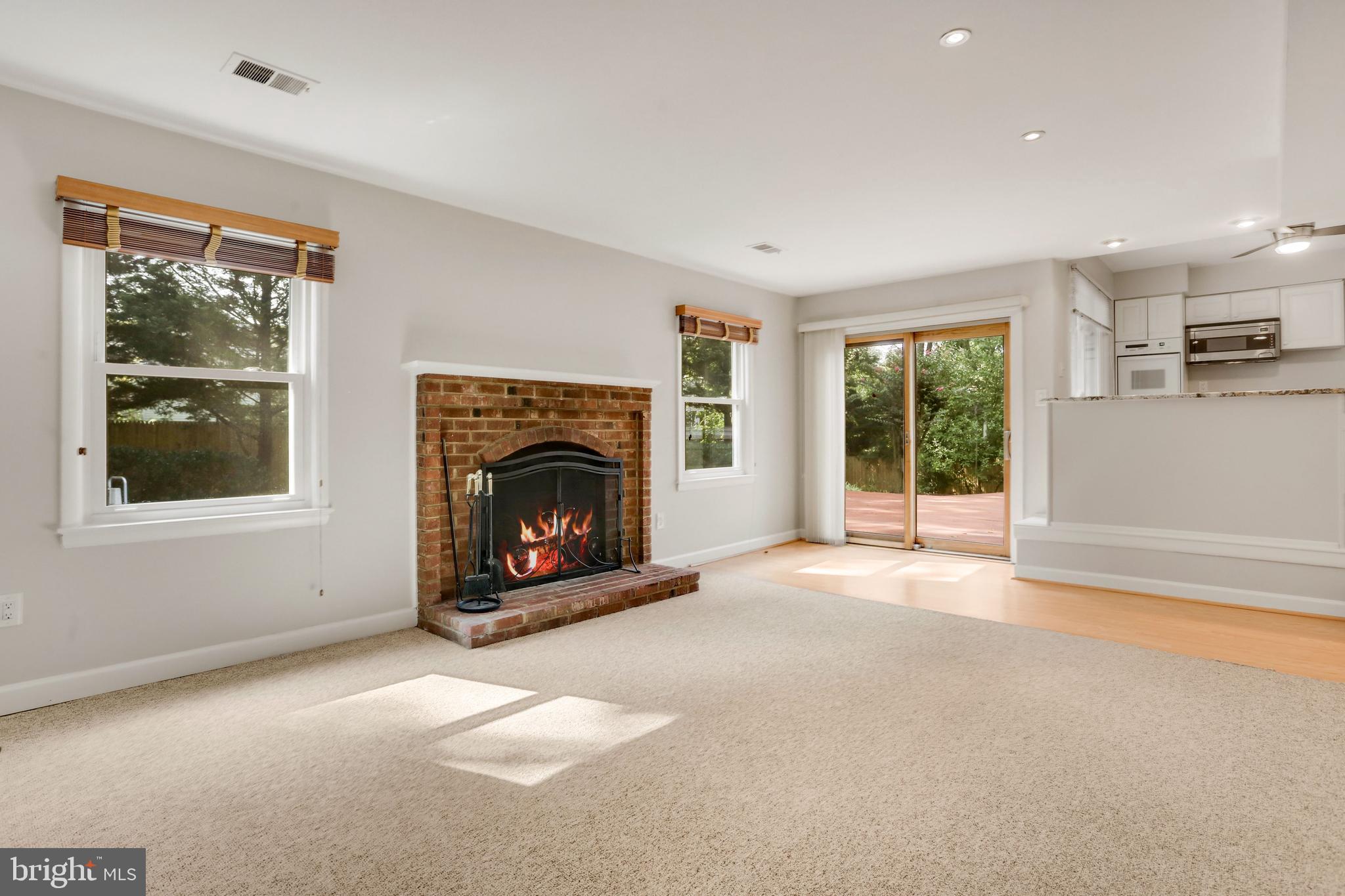 MANOR LAKE - Residential