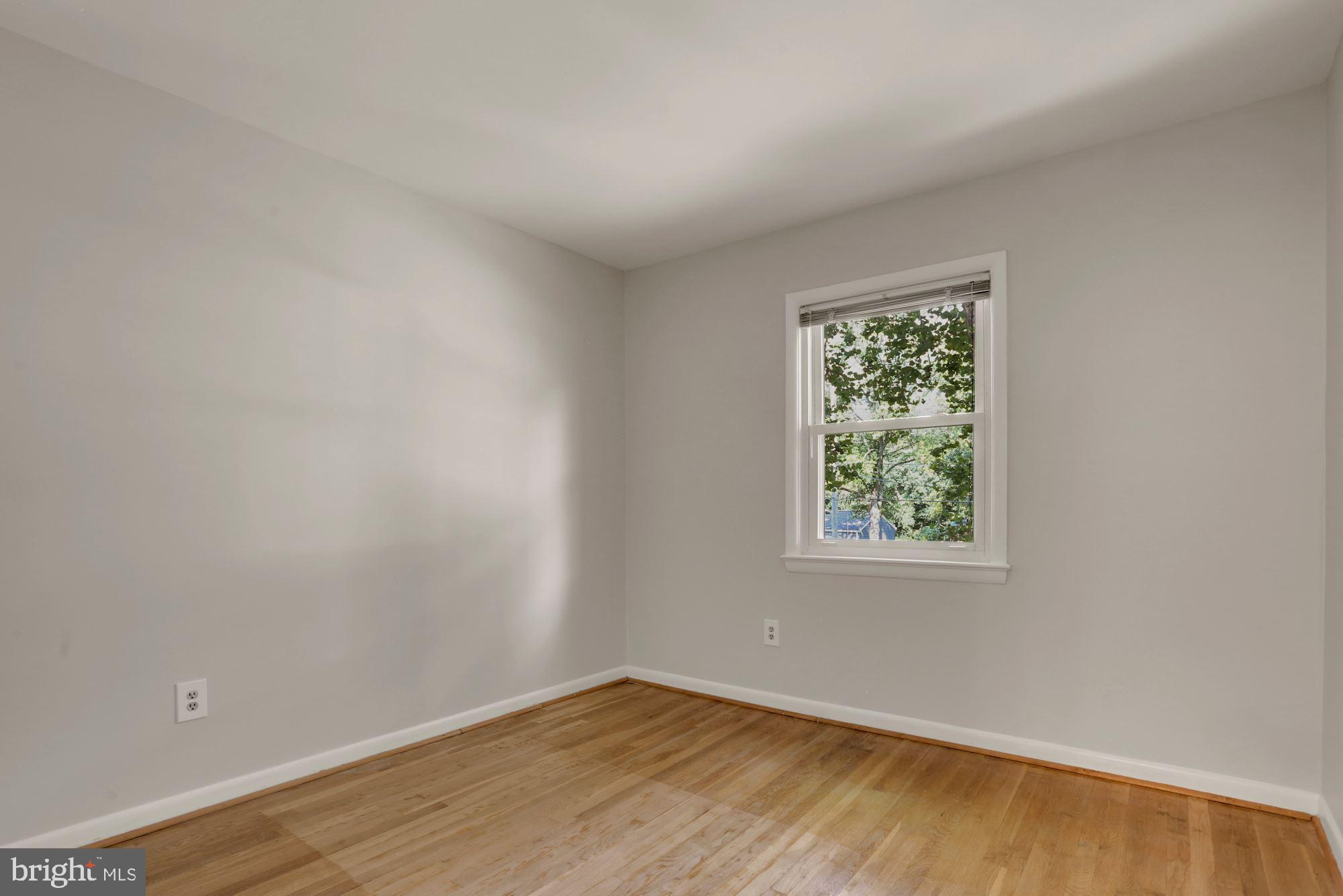 MANOR LAKE - Residential