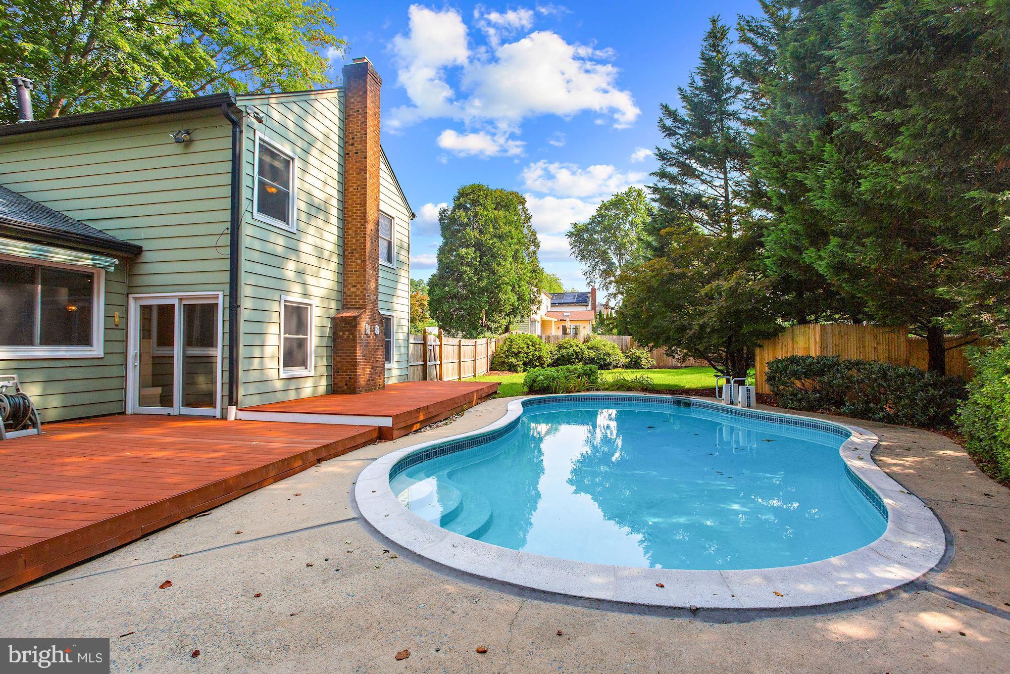 MANOR LAKE - Residential