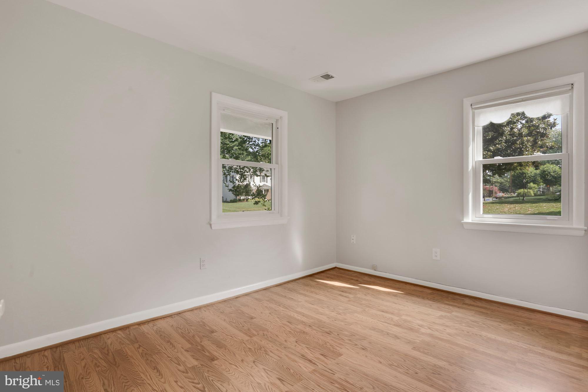 MANOR LAKE - Residential