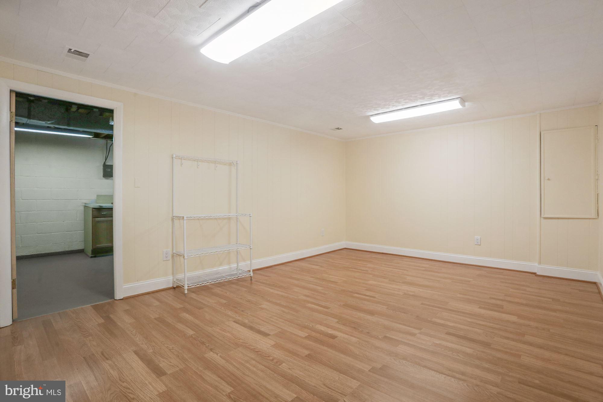 MANOR LAKE - Residential