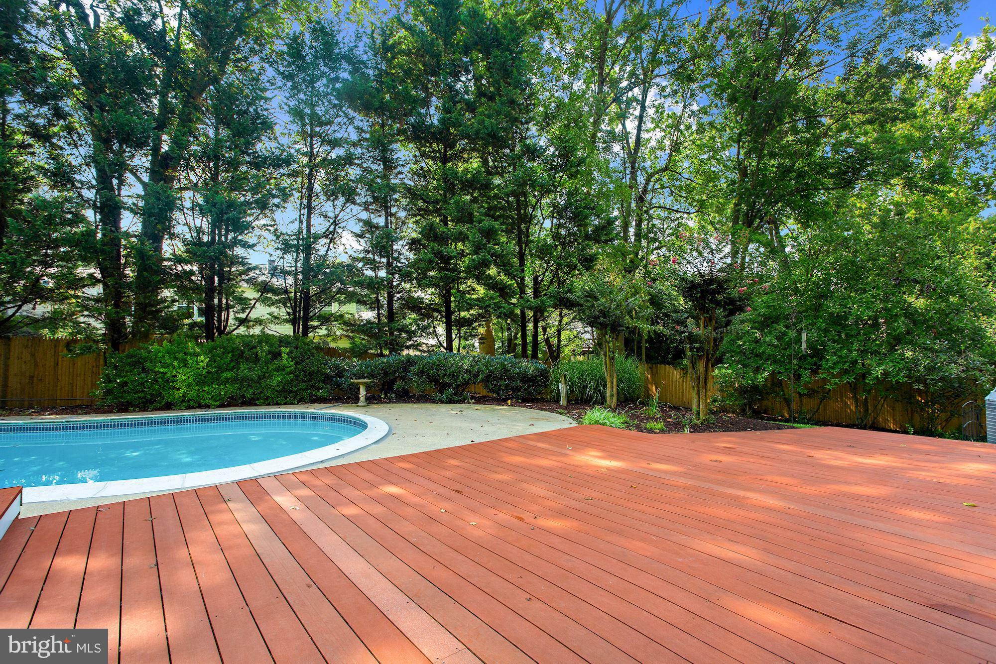 MANOR LAKE - Residential