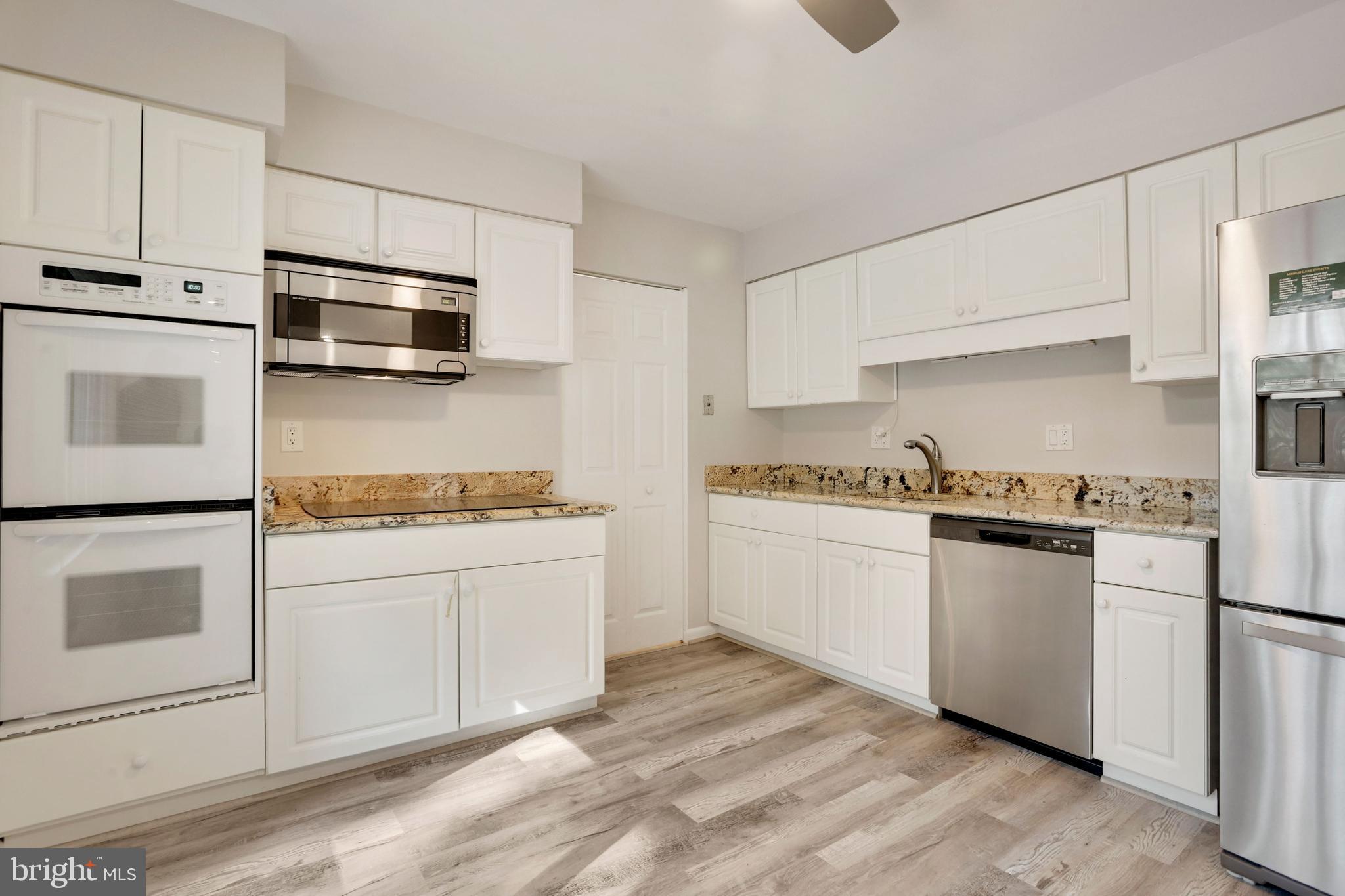 MANOR LAKE - Residential