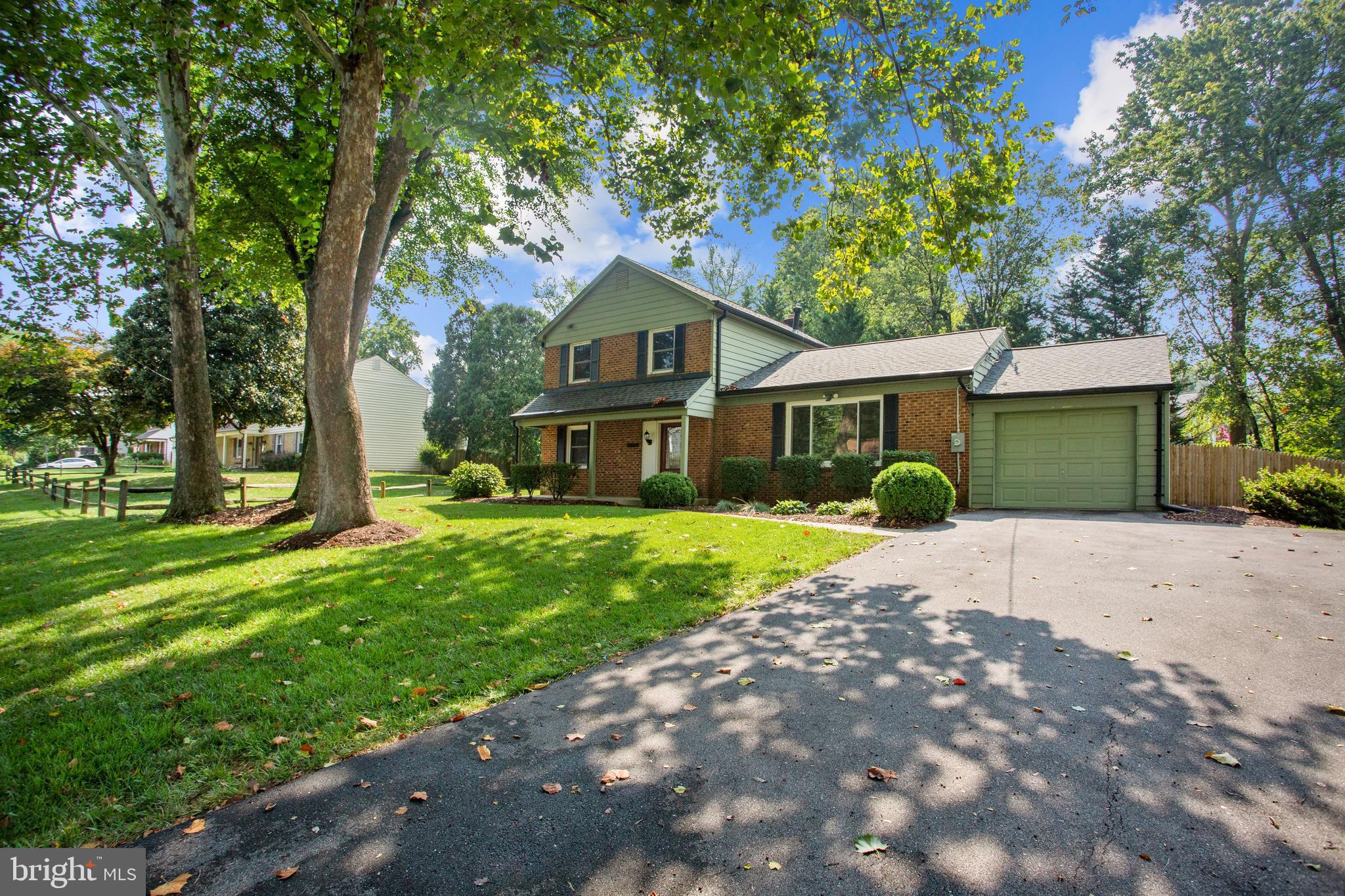 MANOR LAKE - Residential