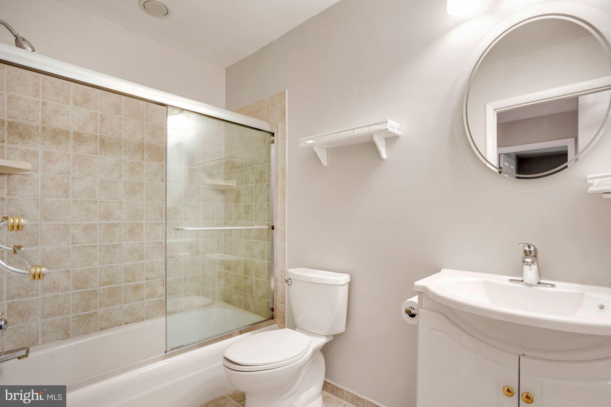 MANOR LAKE - Residential