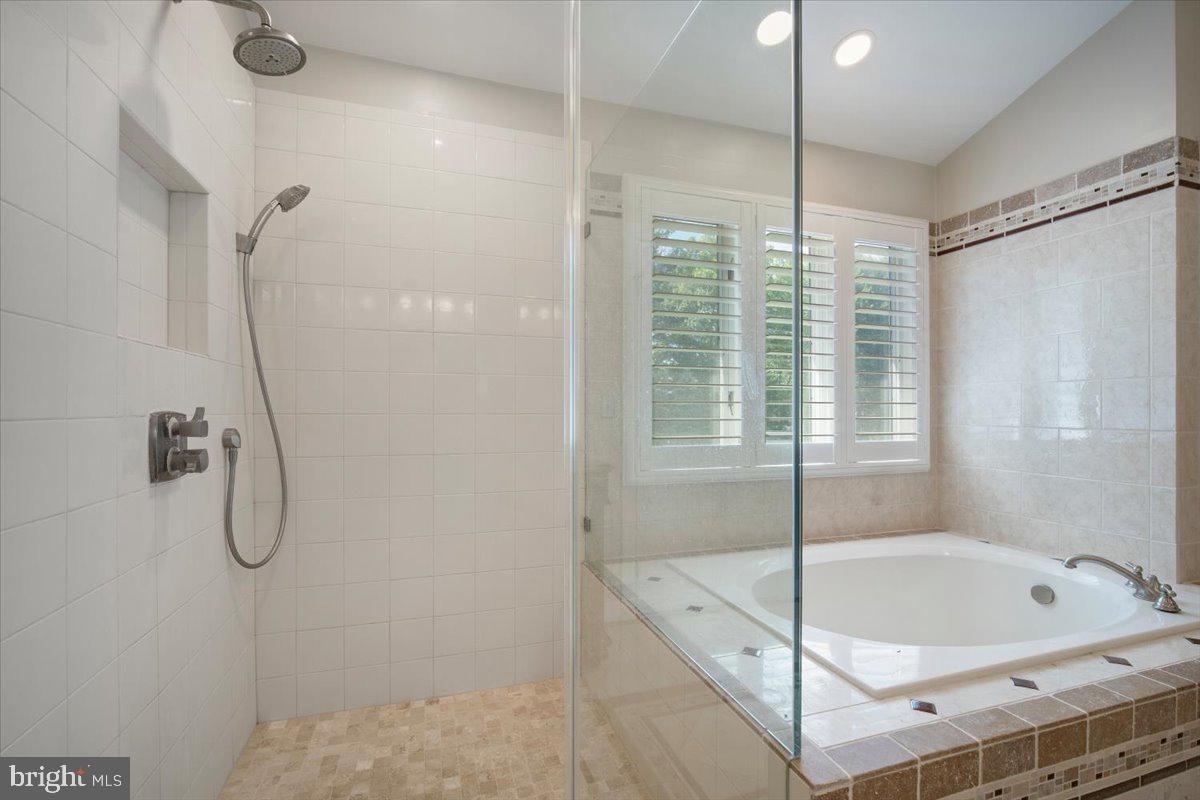 LAYTONSVILLE KNOLLS - Residential