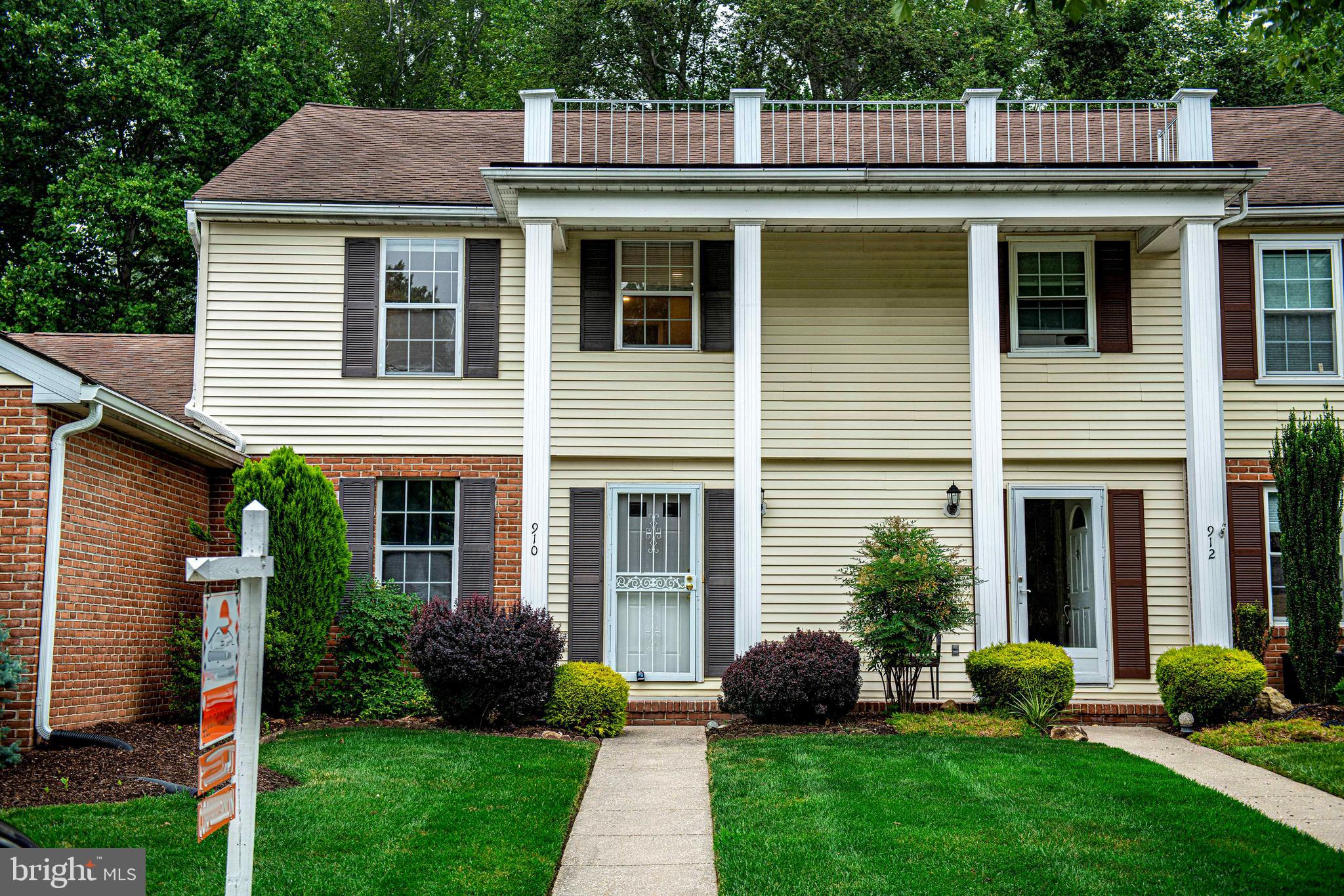 910 CANDLELIGHT COURT