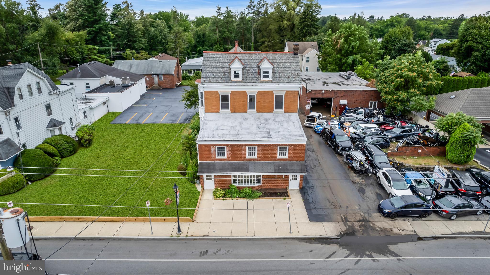 Main image without alt text