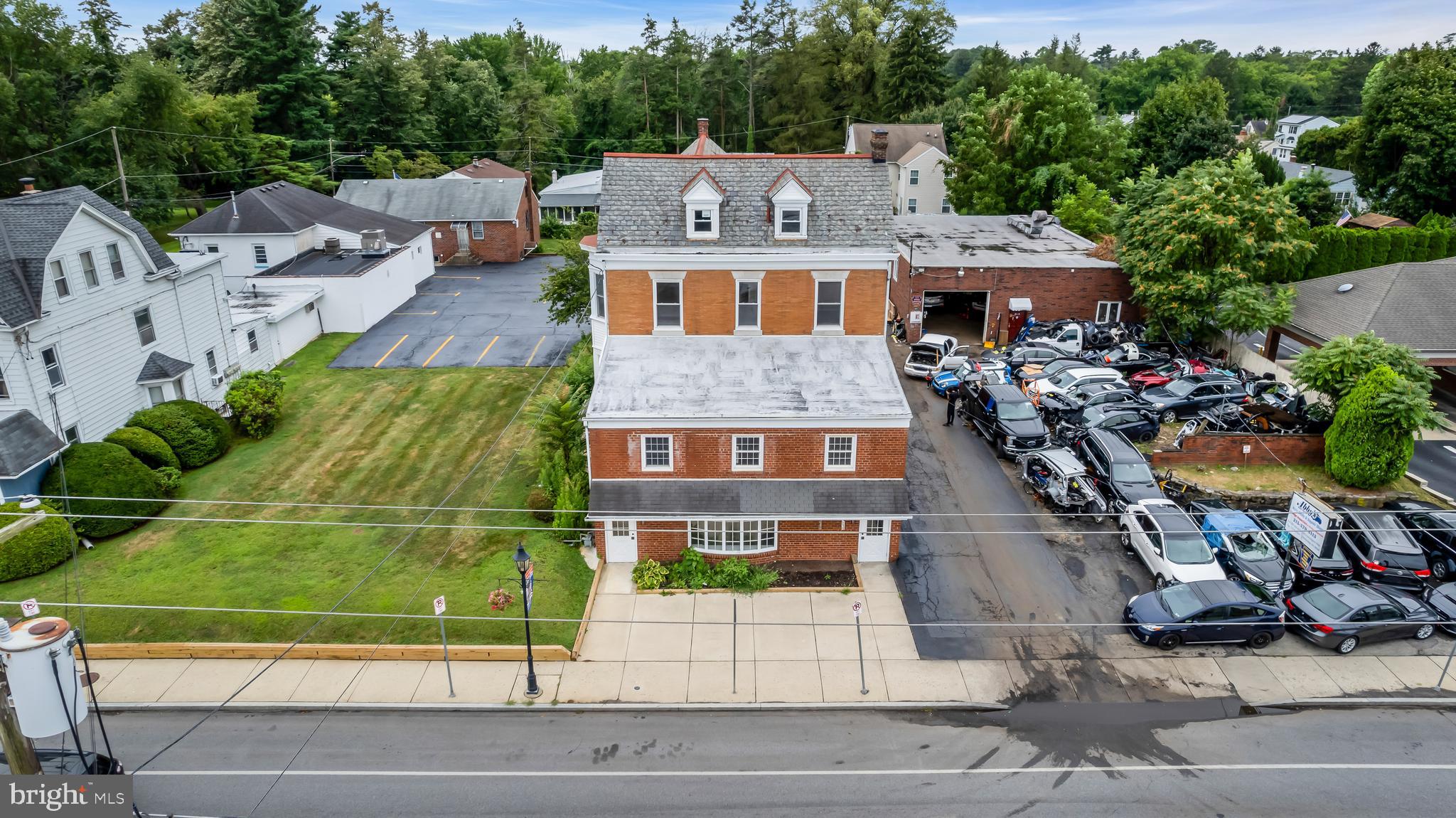 Main image without alt text