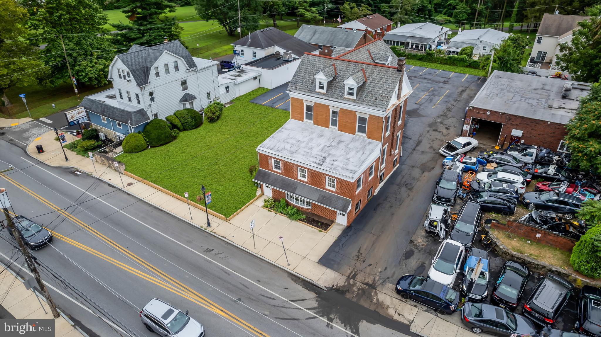 Main image without alt text