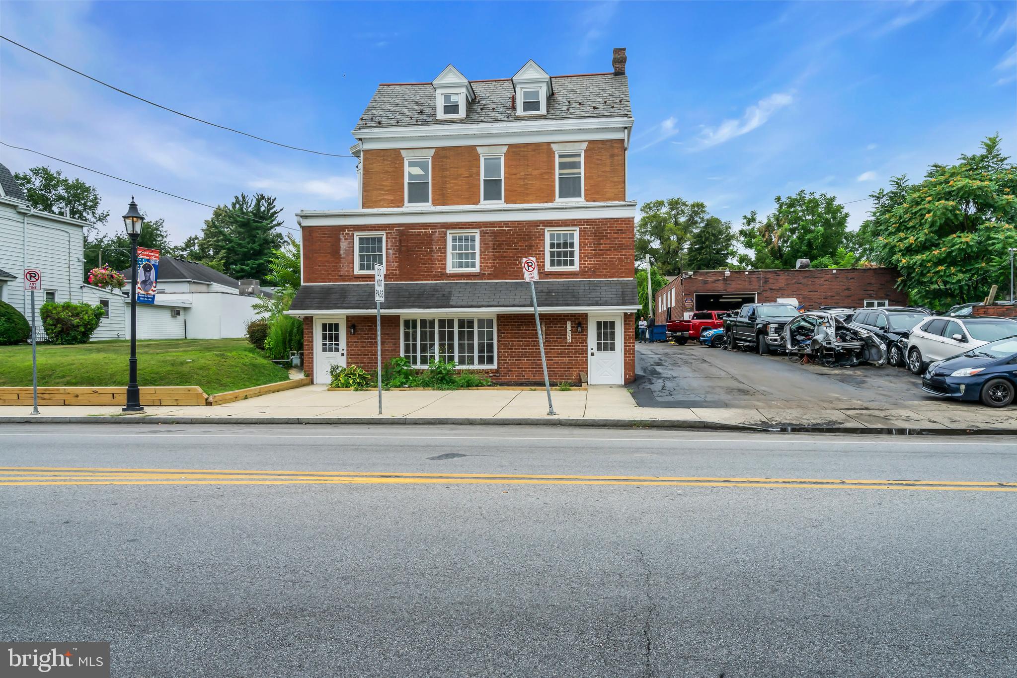 Main image without alt text