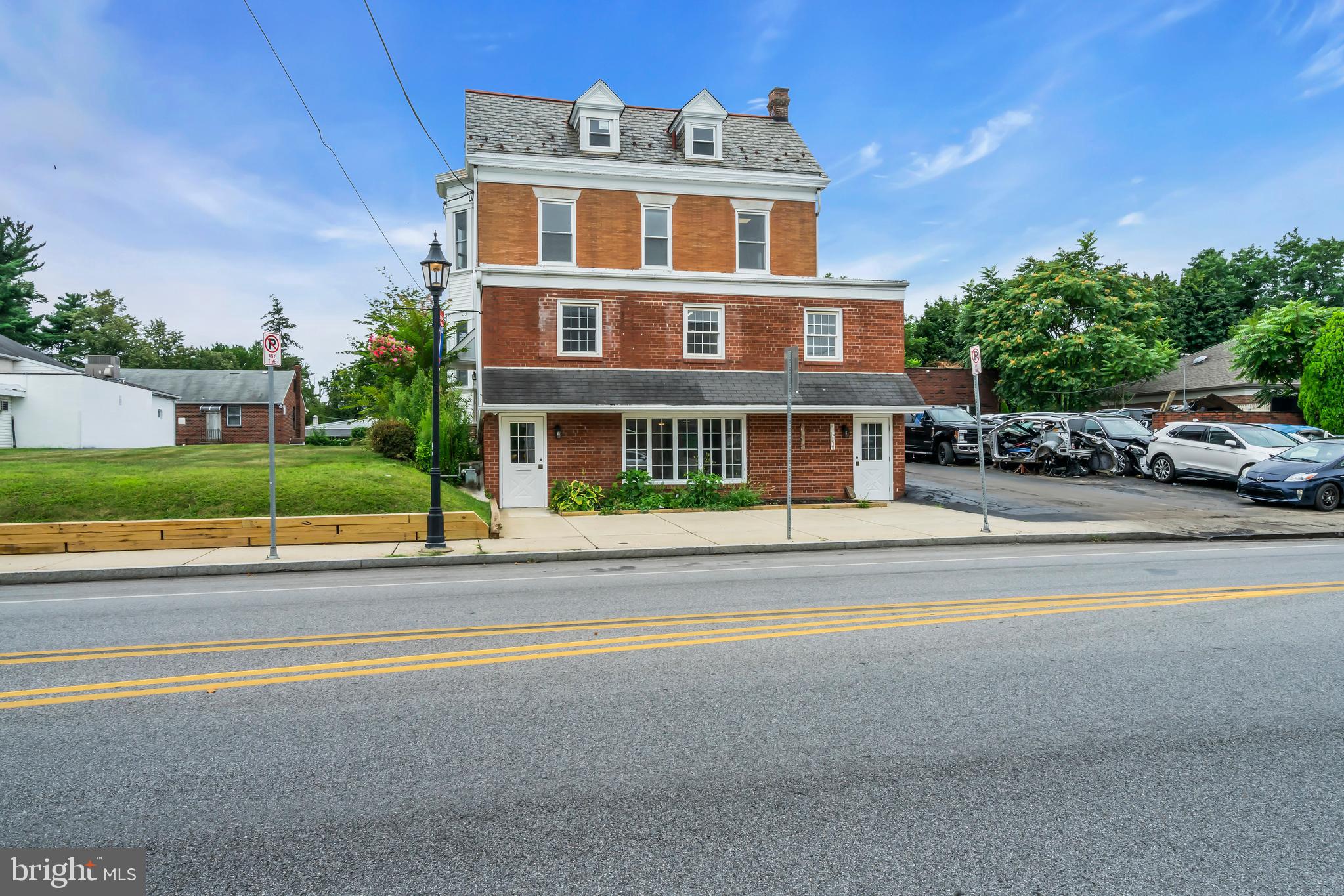 Main image without alt text