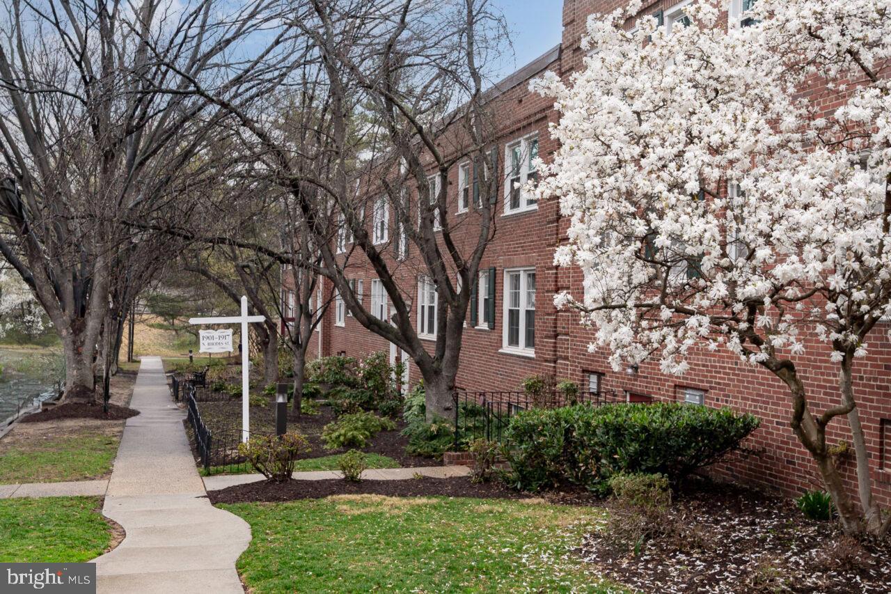 COLONIAL VILLAGE - Residential