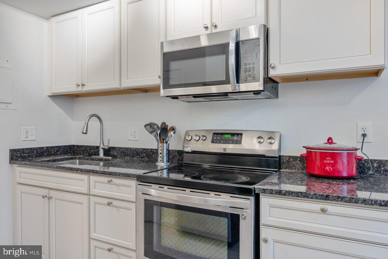 COLONIAL VILLAGE - Residential