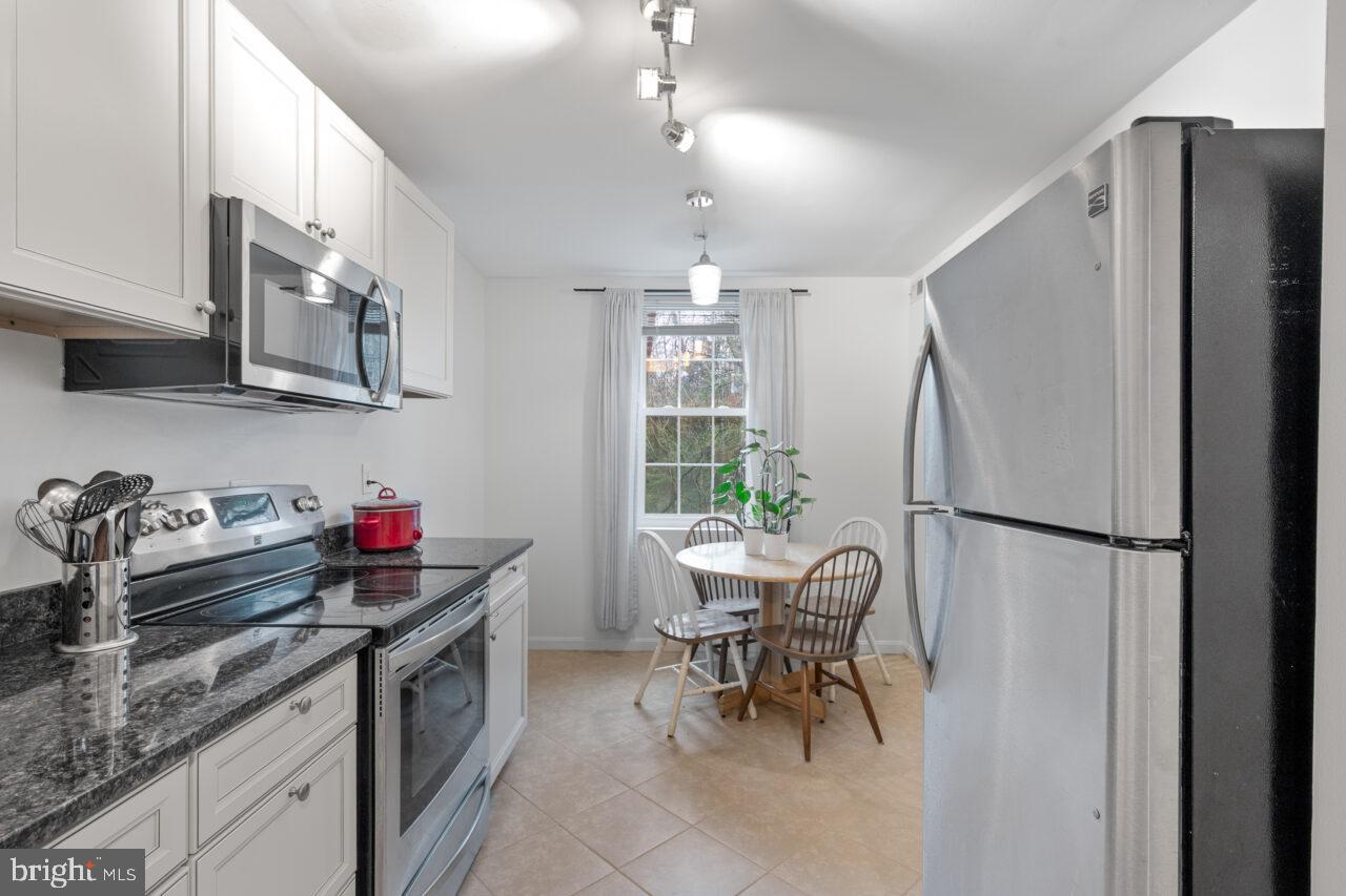 COLONIAL VILLAGE - Residential