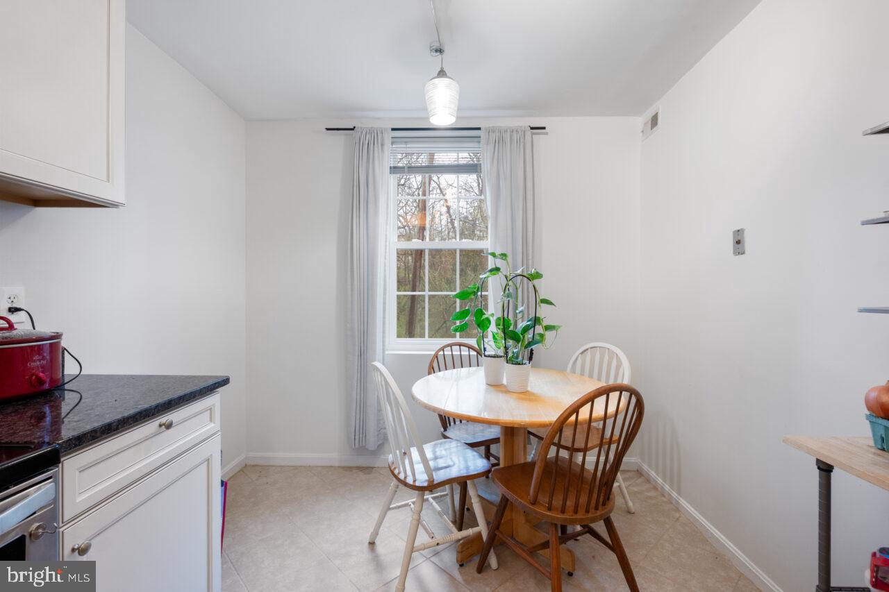 COLONIAL VILLAGE - Residential