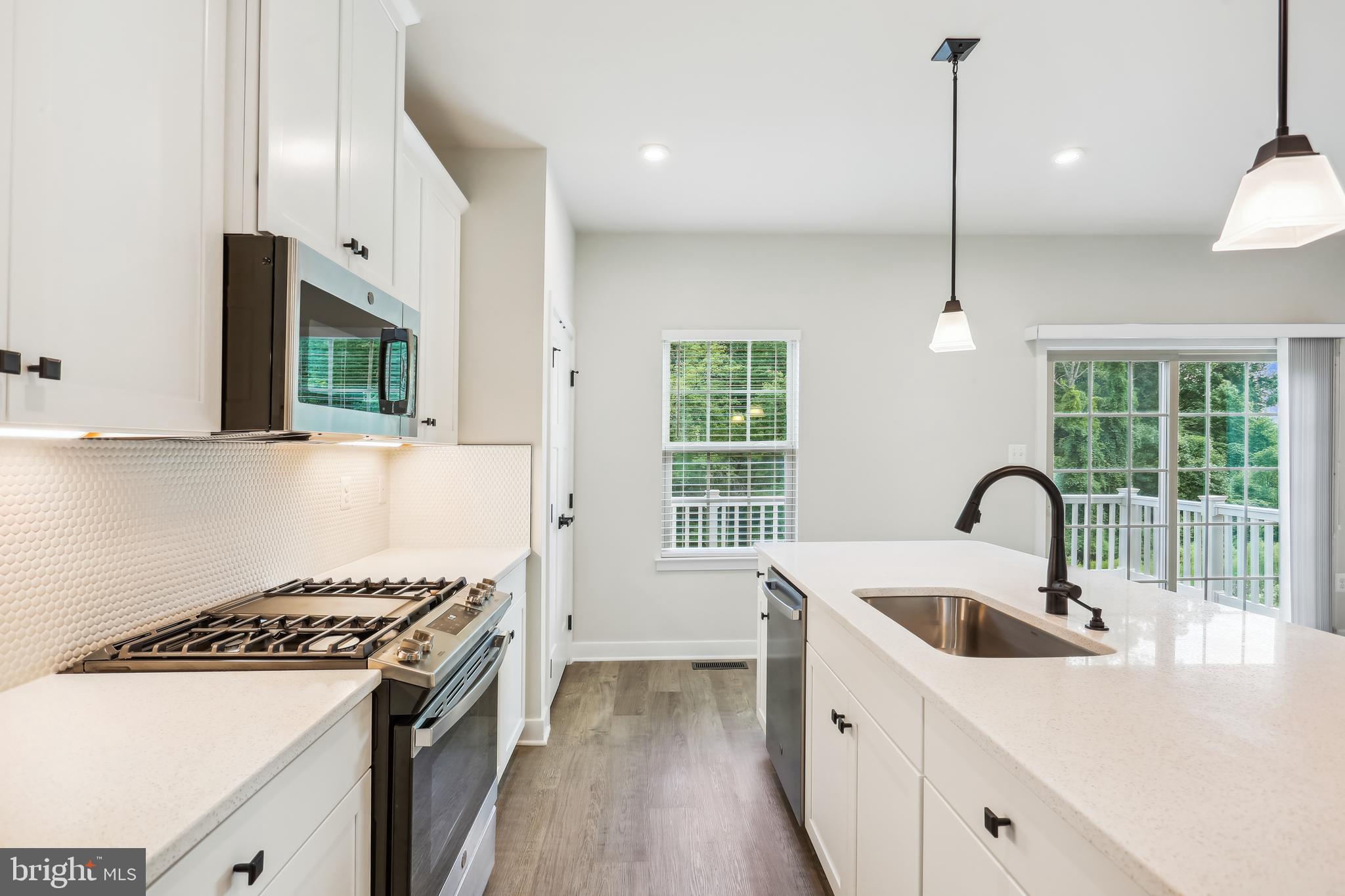 MONTGOMERY VILLAGE - Residential Lease