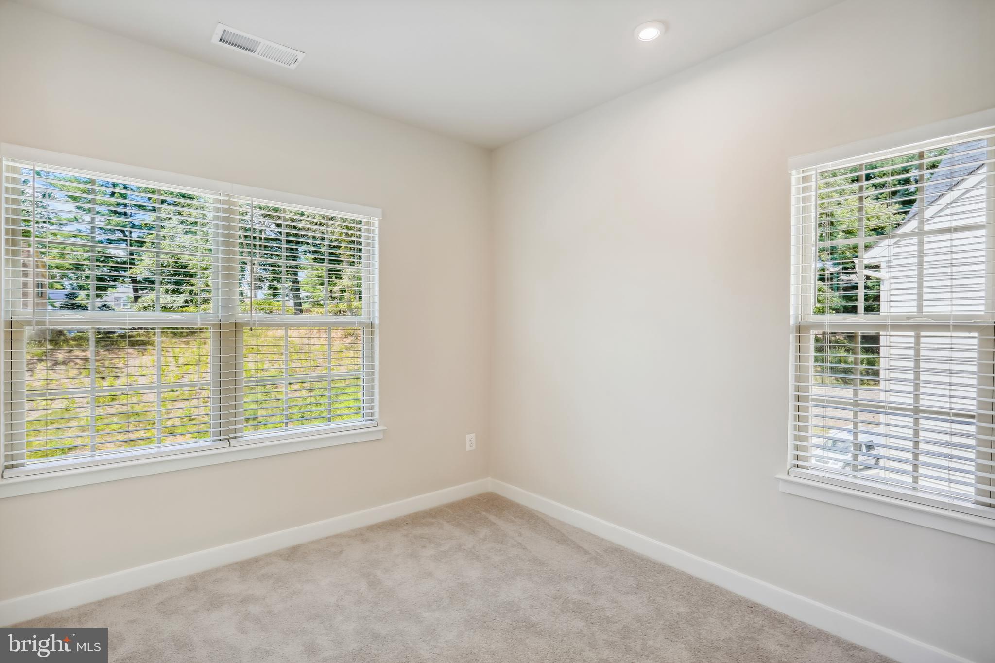 MONTGOMERY VILLAGE - Residential Lease