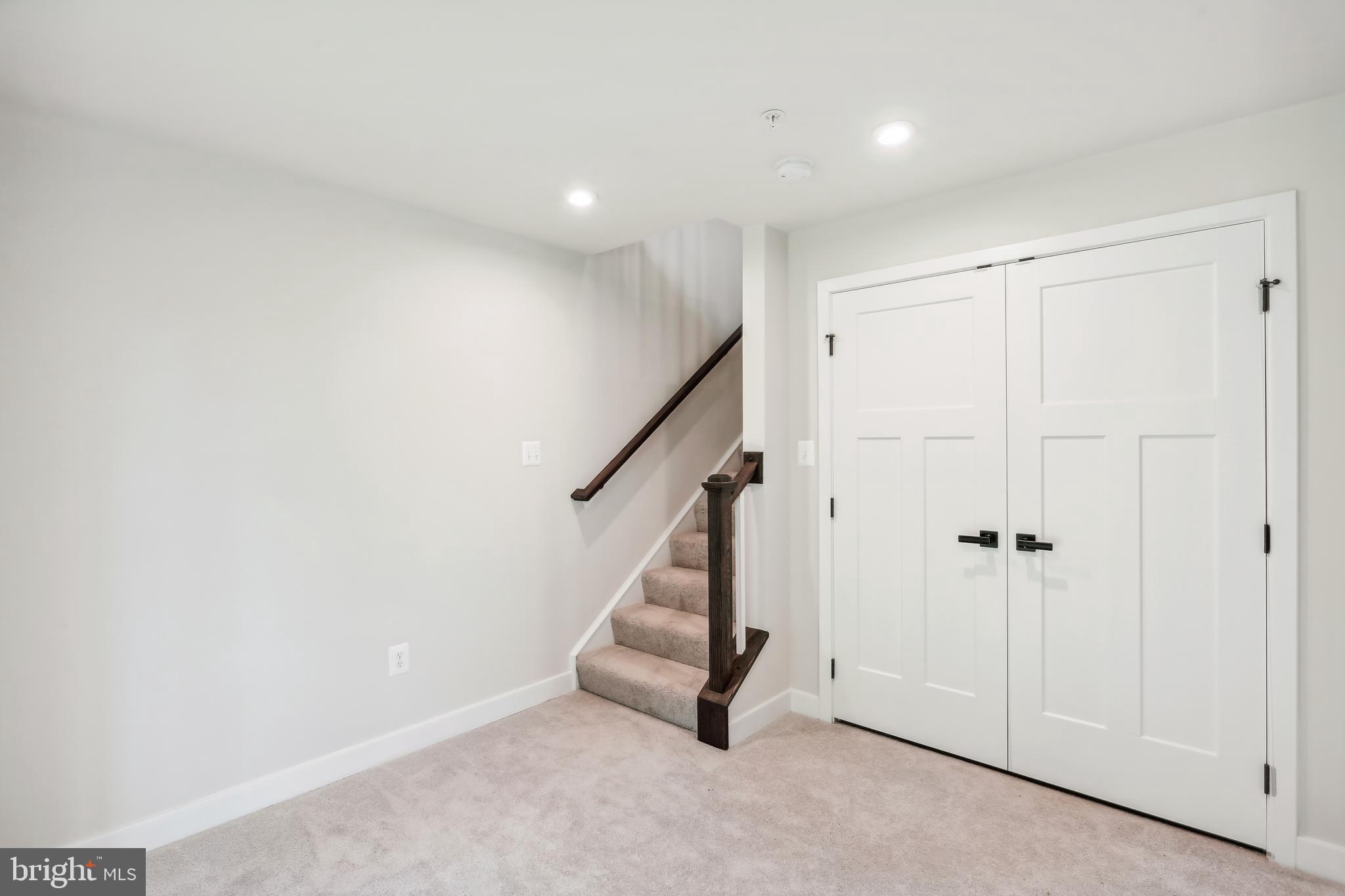 MONTGOMERY VILLAGE - Residential Lease