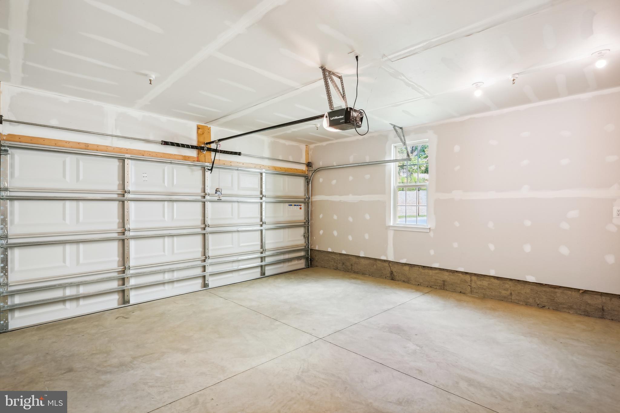 MONTGOMERY VILLAGE - Residential Lease