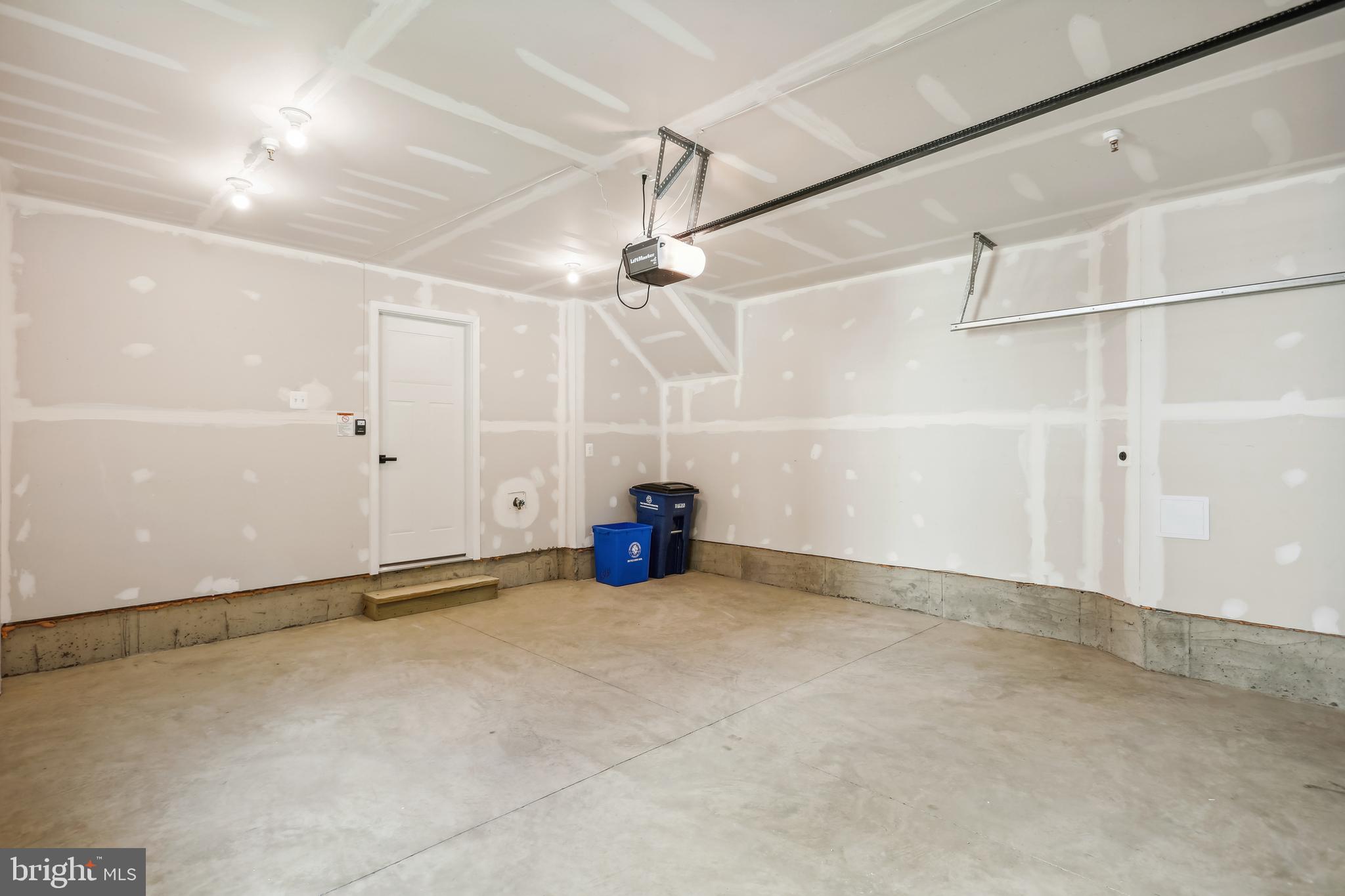 MONTGOMERY VILLAGE - Residential Lease