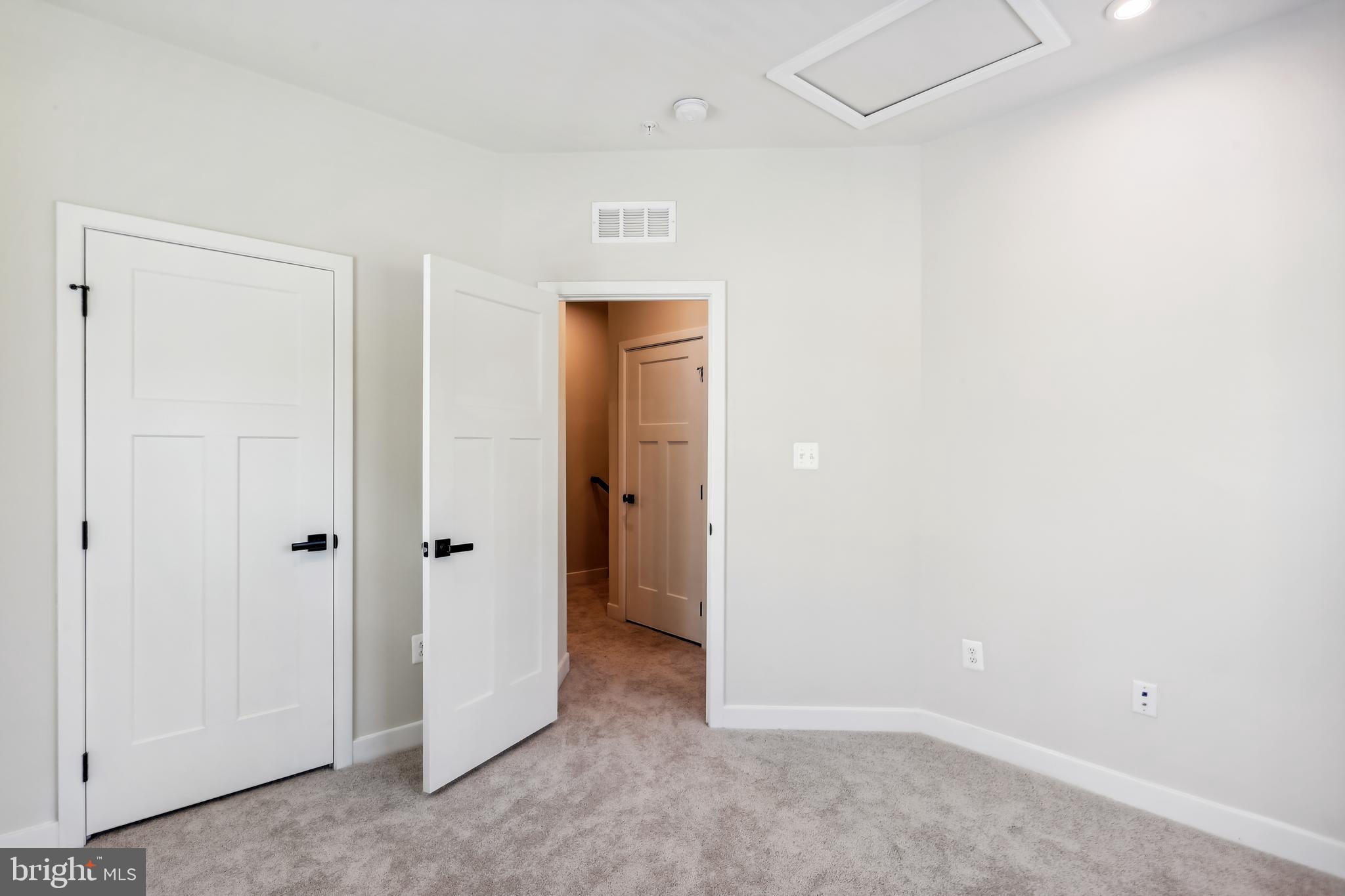 MONTGOMERY VILLAGE - Residential Lease