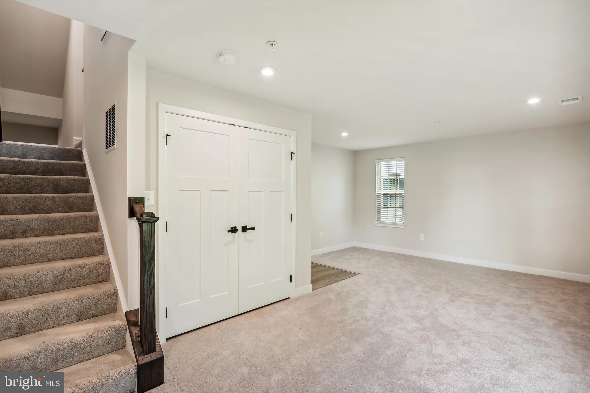 MONTGOMERY VILLAGE - Residential Lease