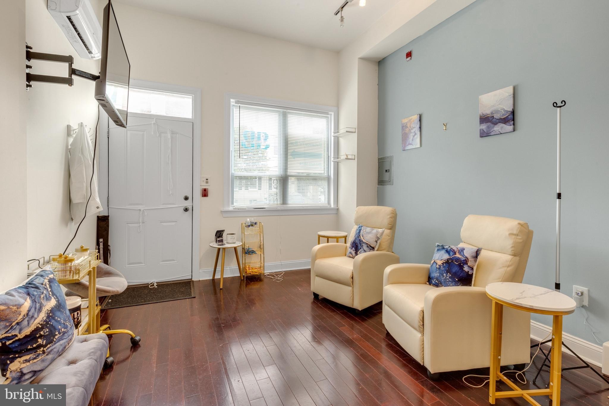 FAIRMOUNT - Commercial Lease