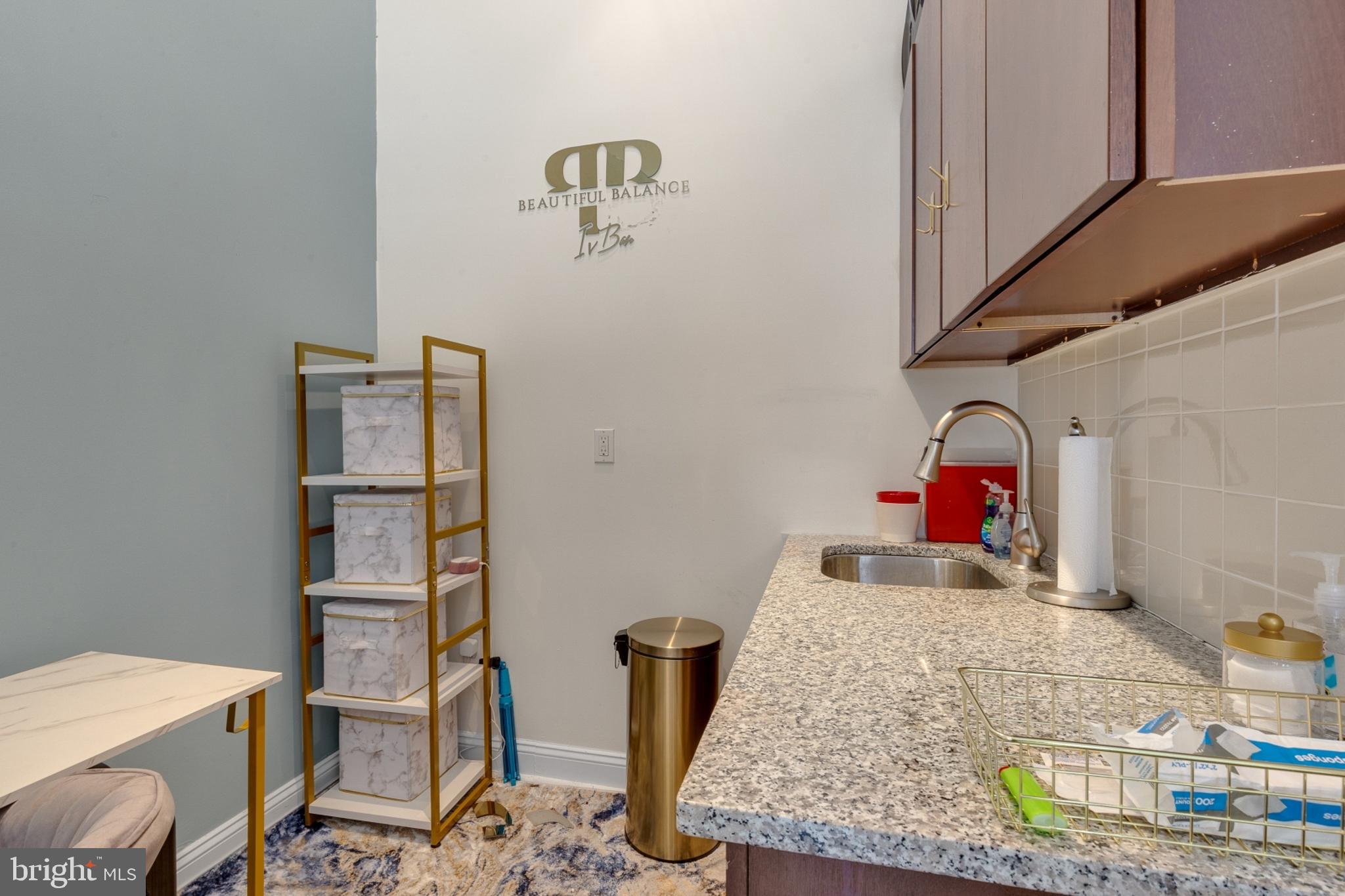 FAIRMOUNT - Commercial Lease