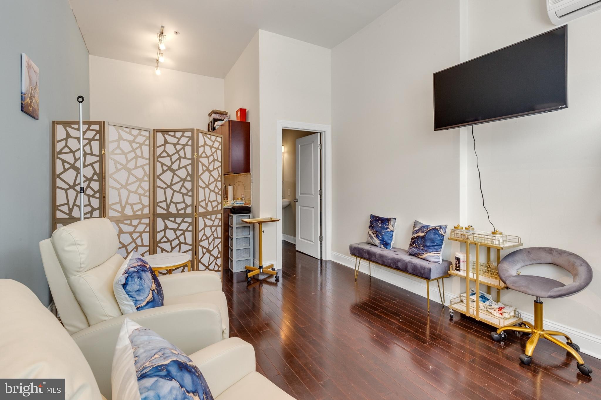 FAIRMOUNT - Commercial Lease