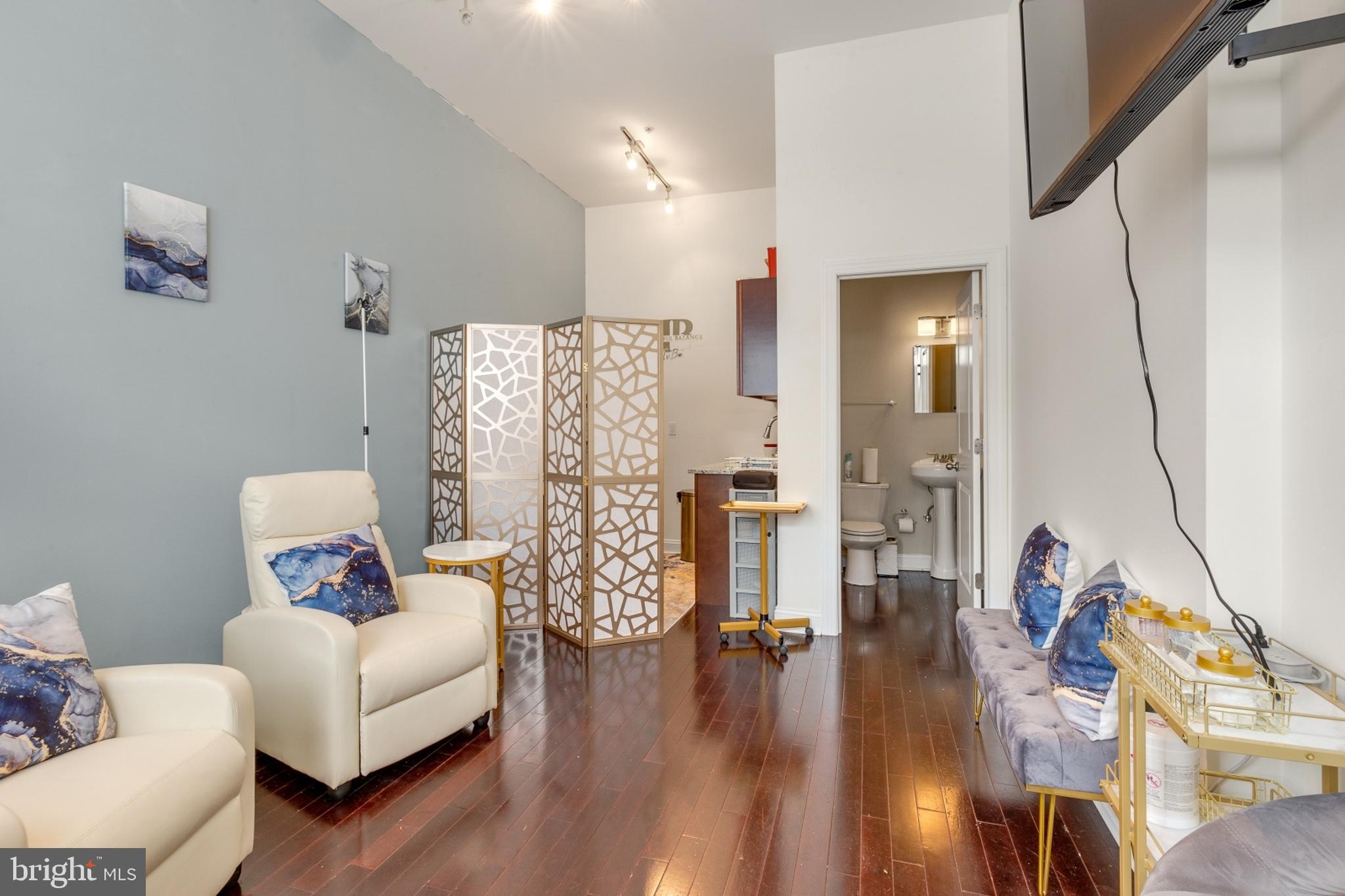 FAIRMOUNT - Commercial Lease