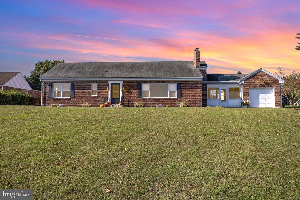 Photo of 225 Hillside Terrace, YORK, PA 17408 (MLS # PAYK2091012)