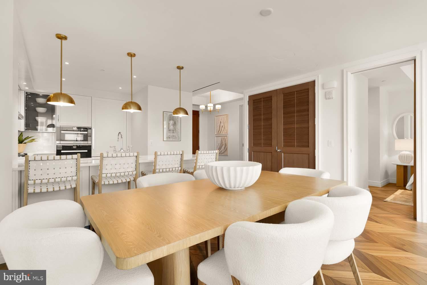 FOUR SEASONS PRIVATE RESIDENCES - Residential