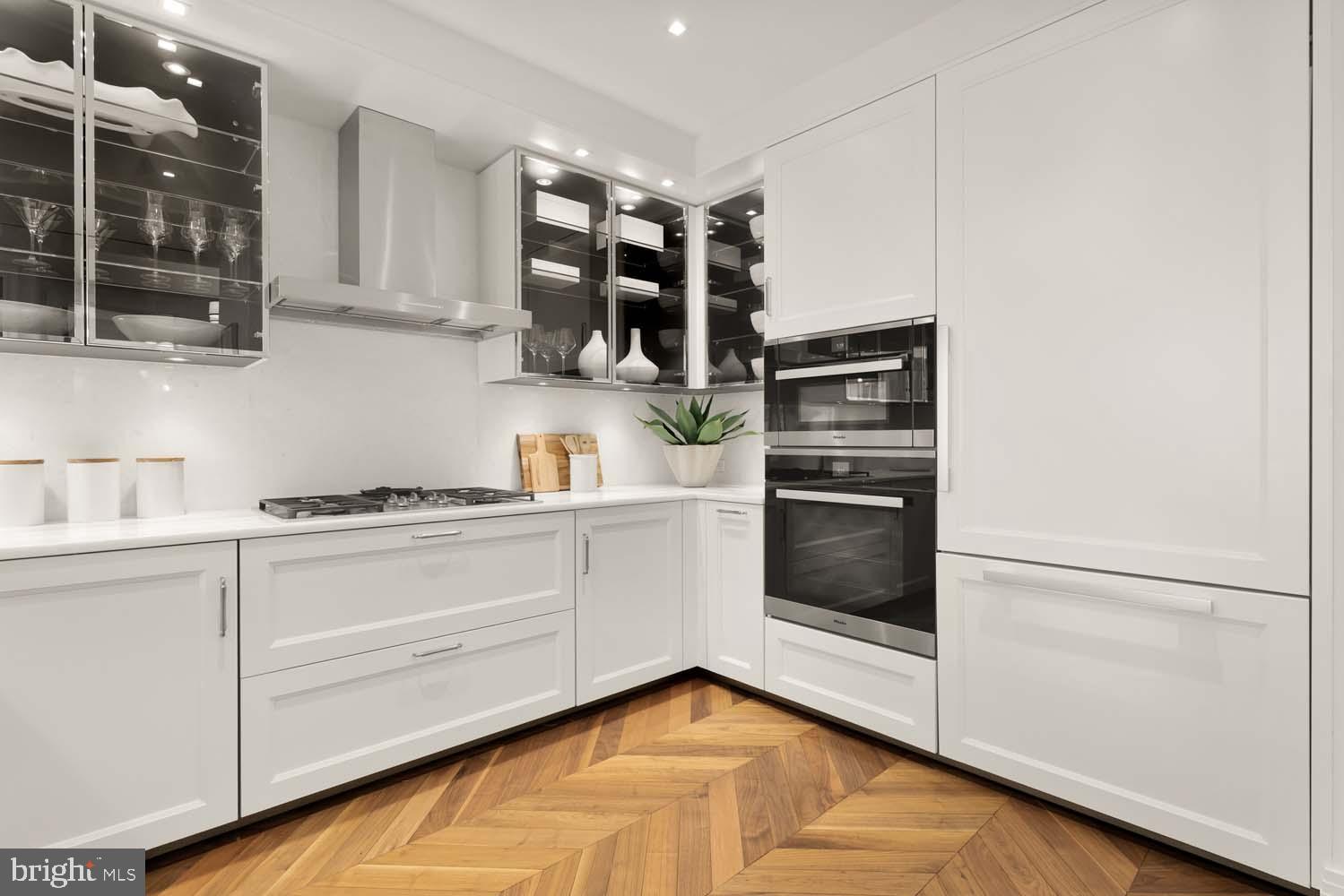 FOUR SEASONS PRIVATE RESIDENCES - Residential