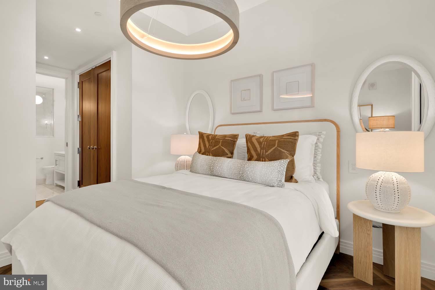 FOUR SEASONS PRIVATE RESIDENCES - Residential