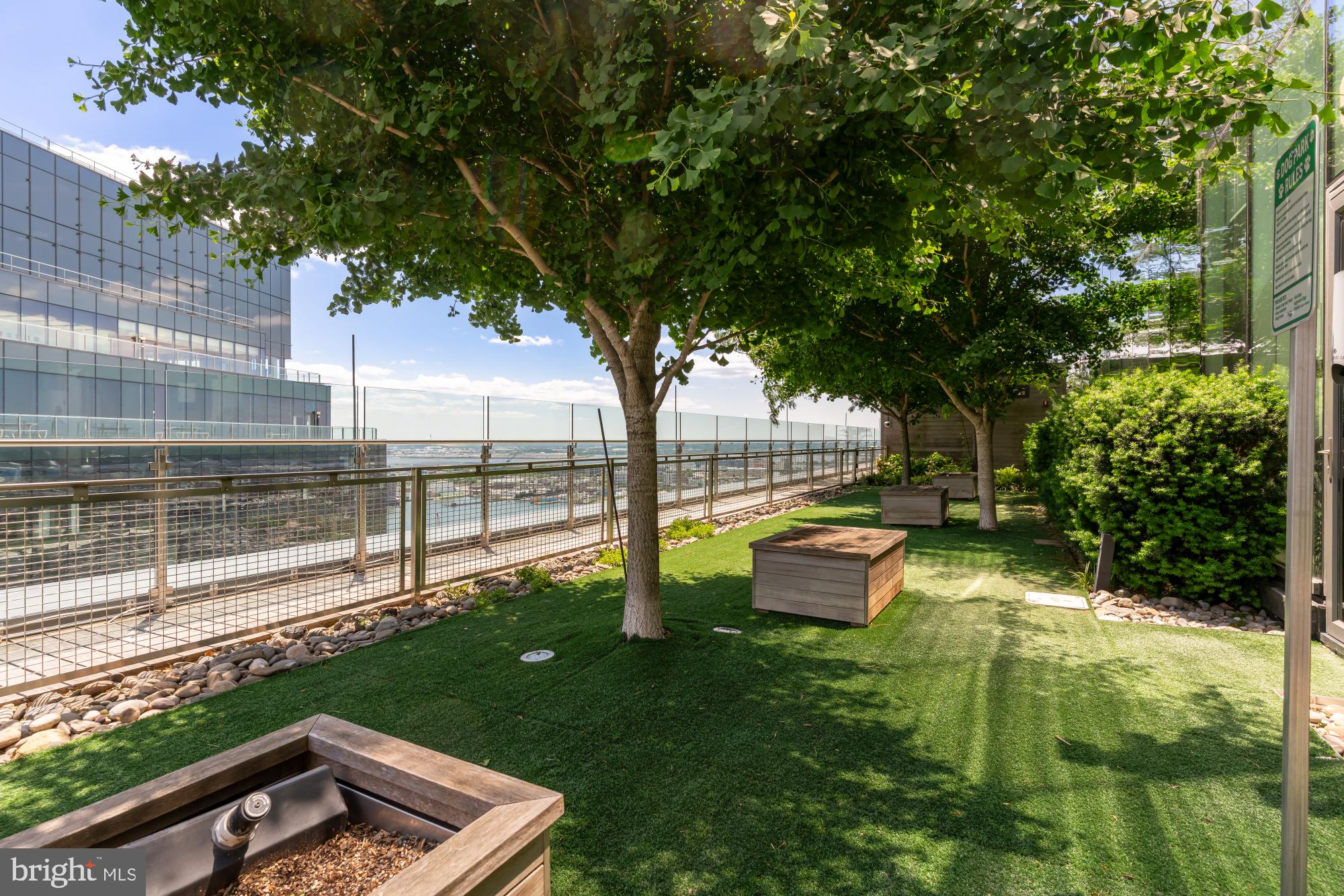 FOUR SEASONS PRIVATE RESIDENCES - Residential