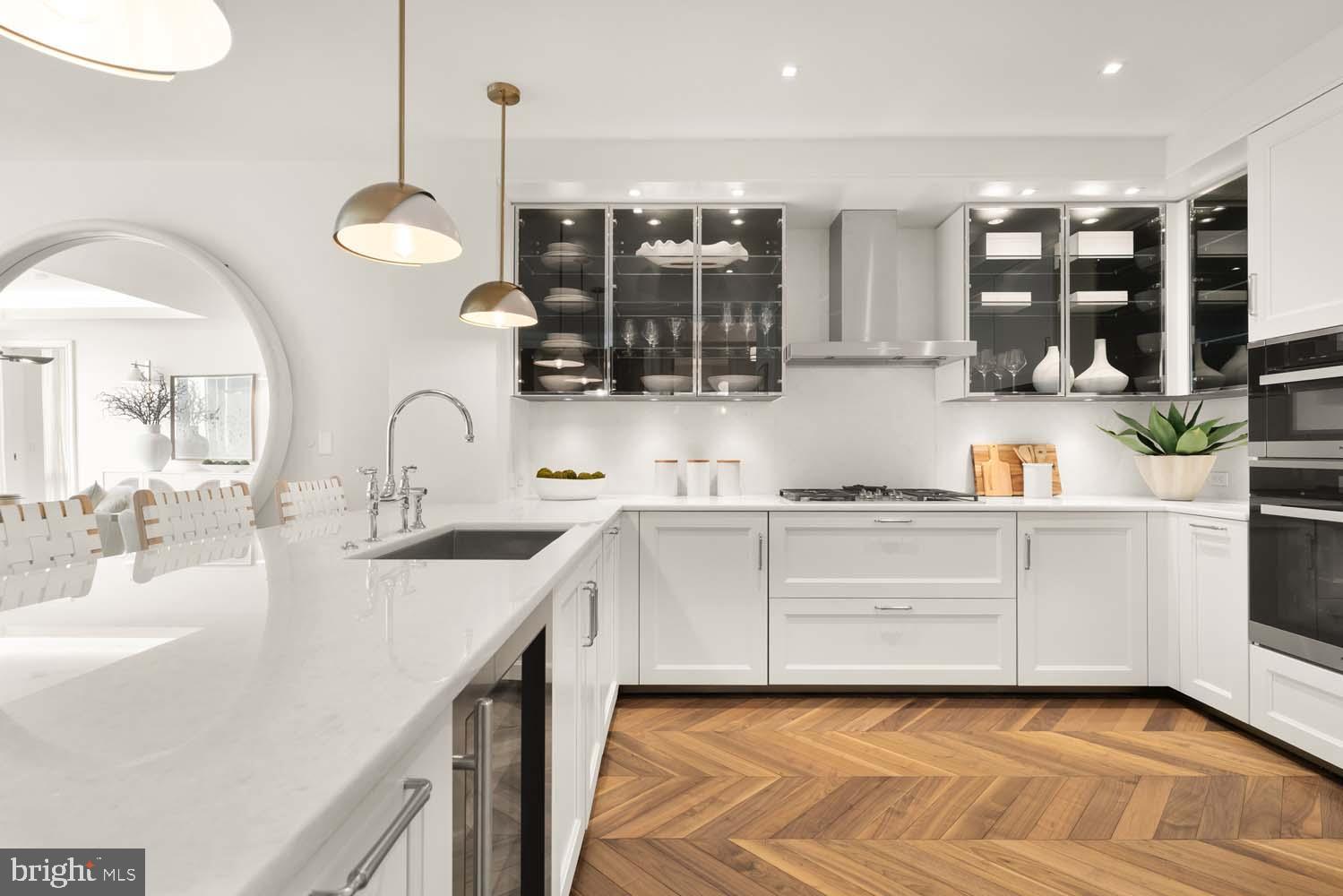 FOUR SEASONS PRIVATE RESIDENCES - Residential