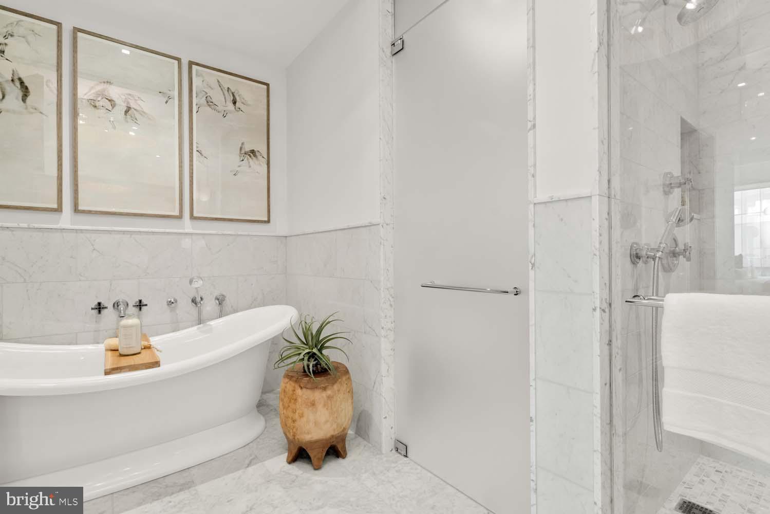 FOUR SEASONS PRIVATE RESIDENCES - Residential