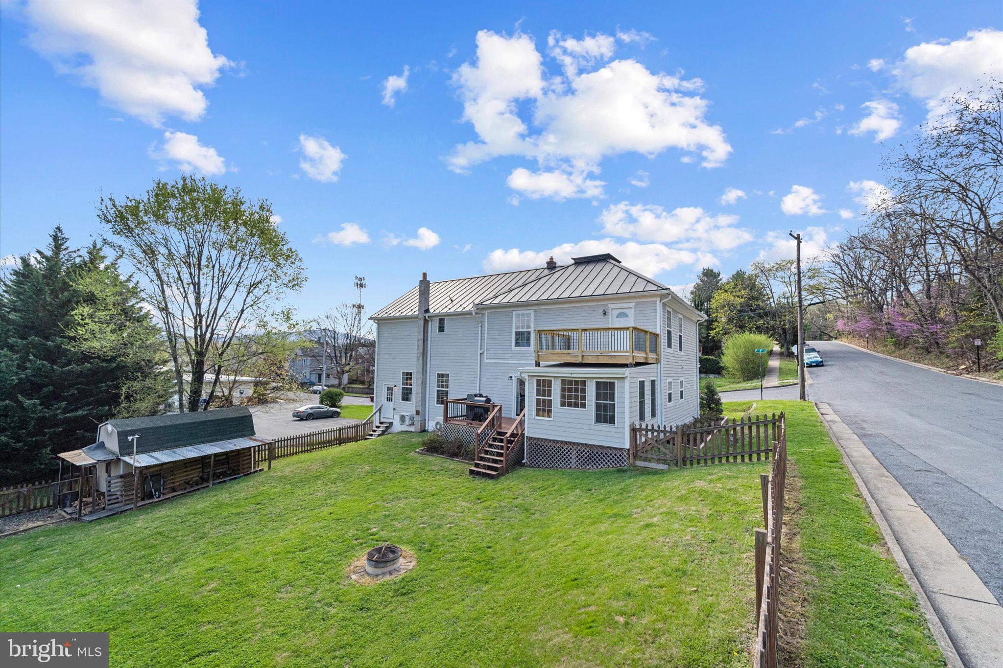 NORTH RIVER TOWN - Residential