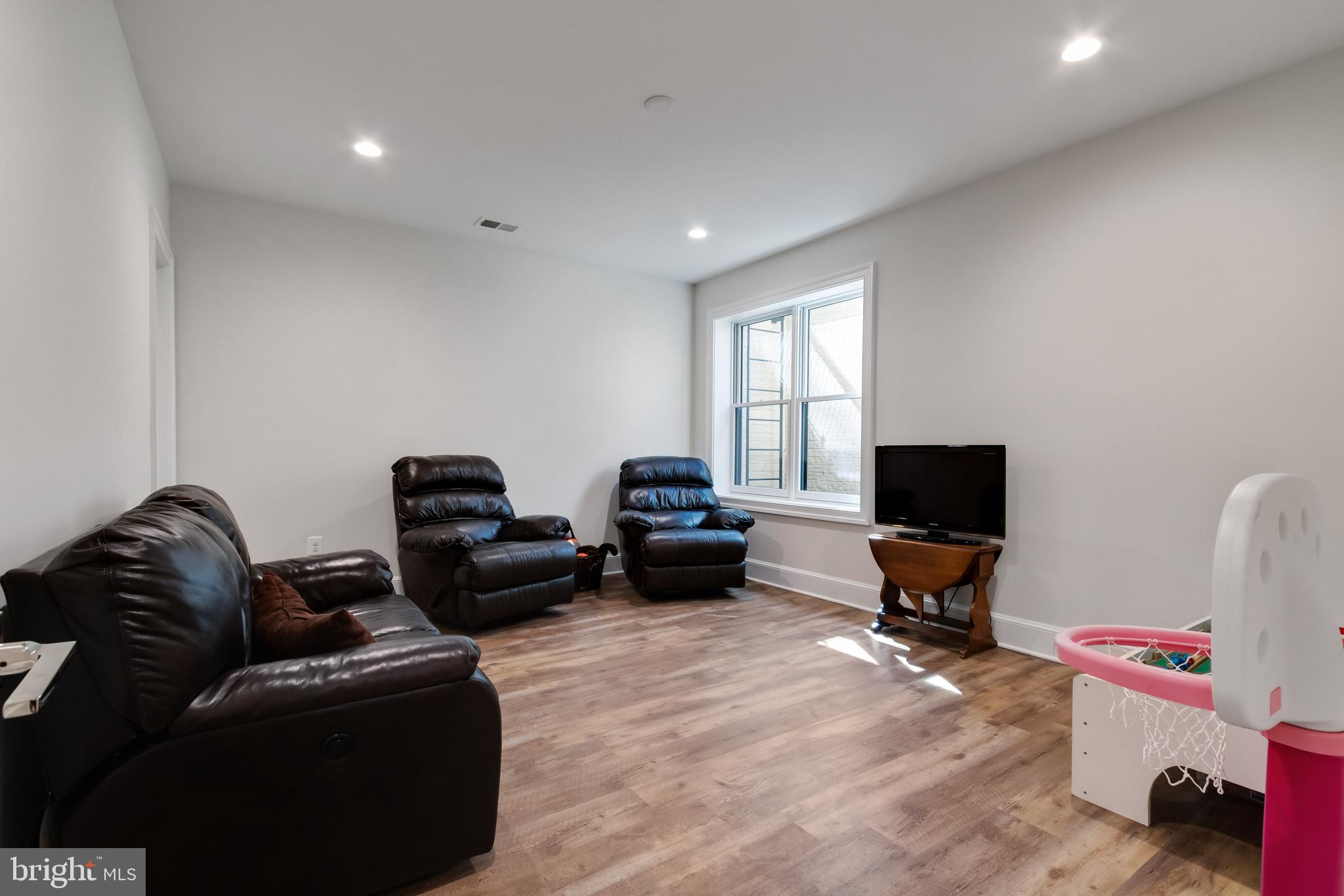 LANGLEY MANOR - Residential