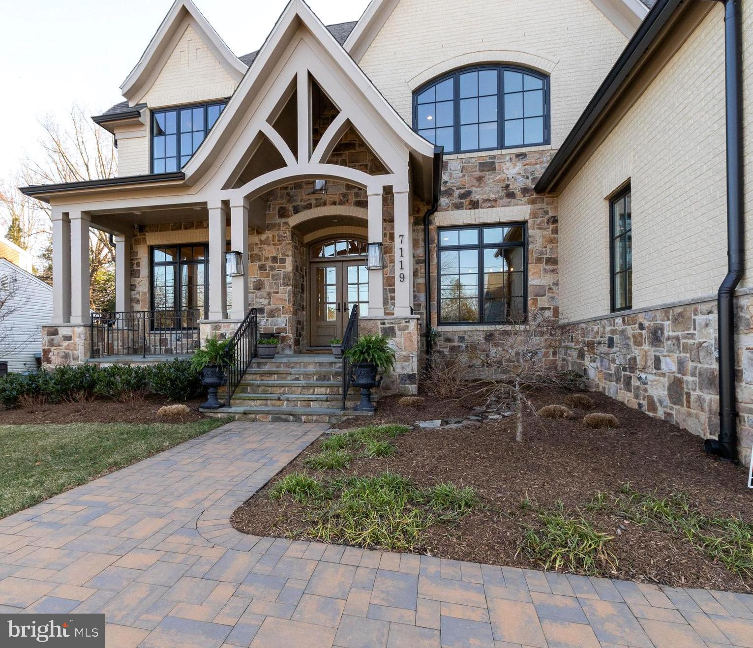 LANGLEY MANOR - Residential