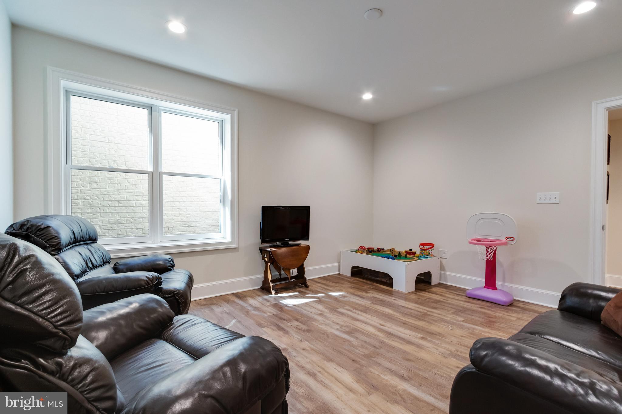 LANGLEY MANOR - Residential