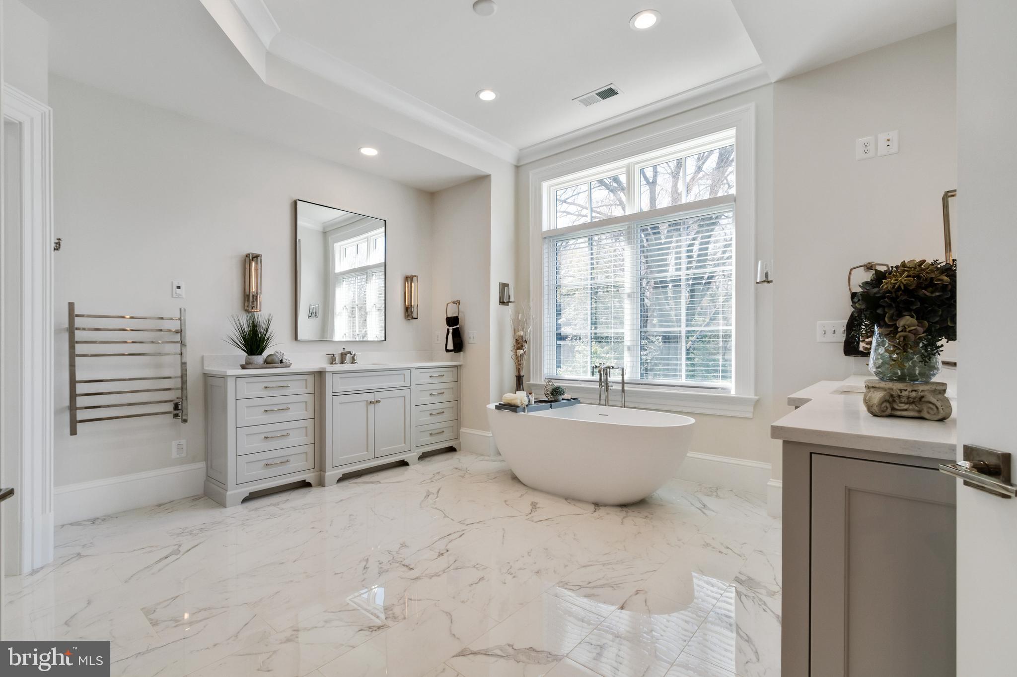 LANGLEY MANOR - Residential