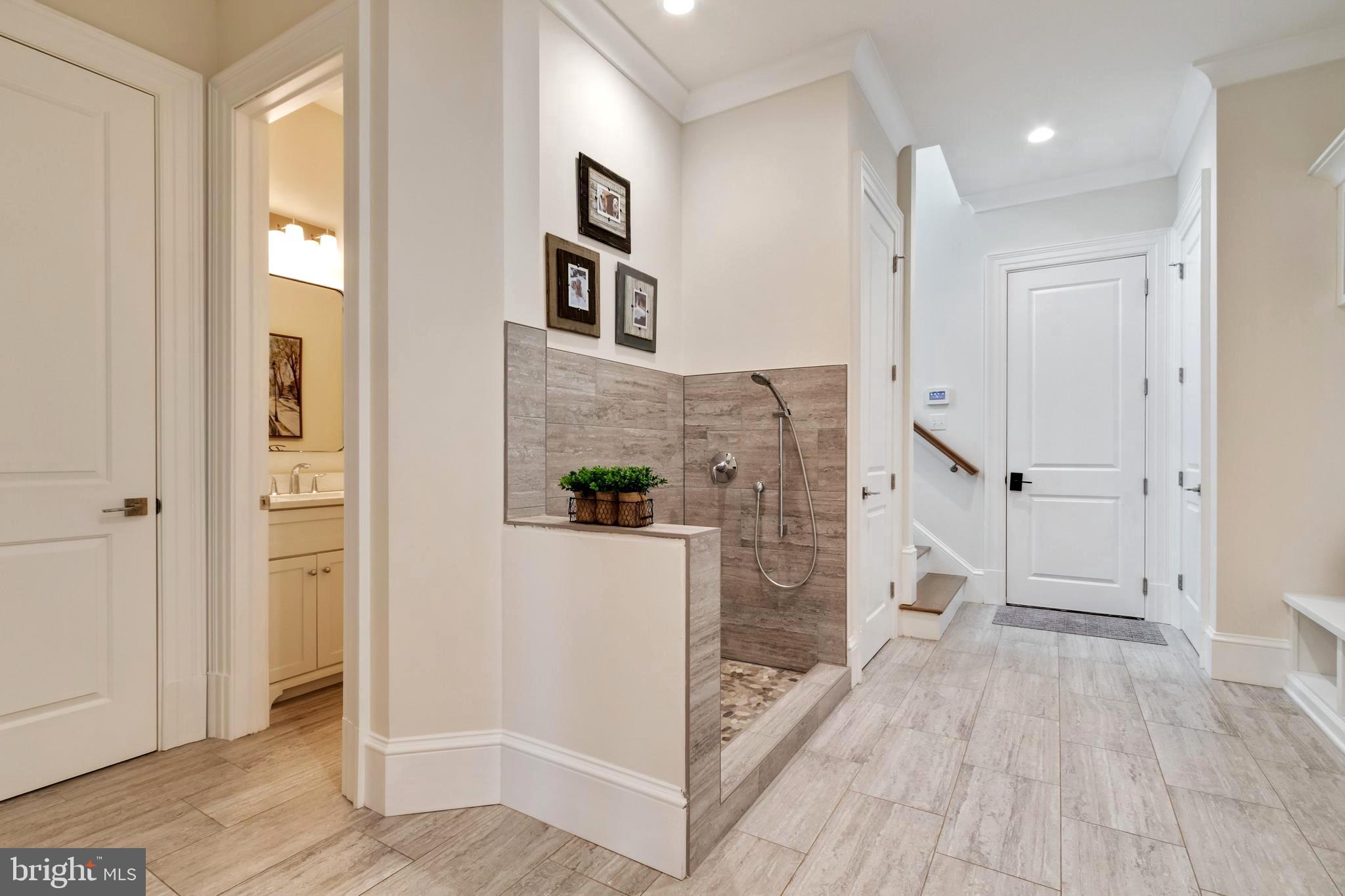 LANGLEY MANOR - Residential